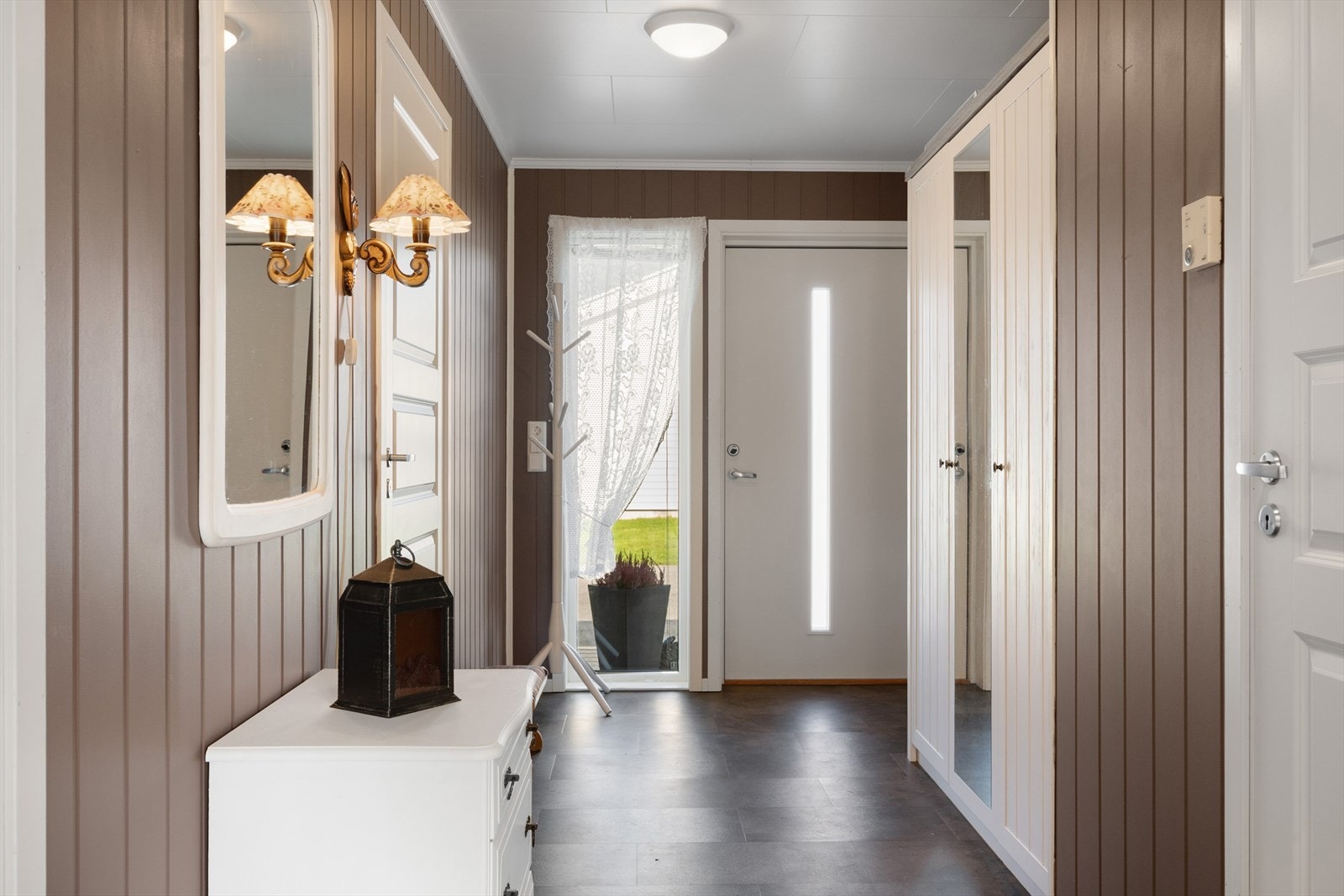 Lun og trivelig entré med oppbevaringsplass til yttertøy og sko. Galleribilde