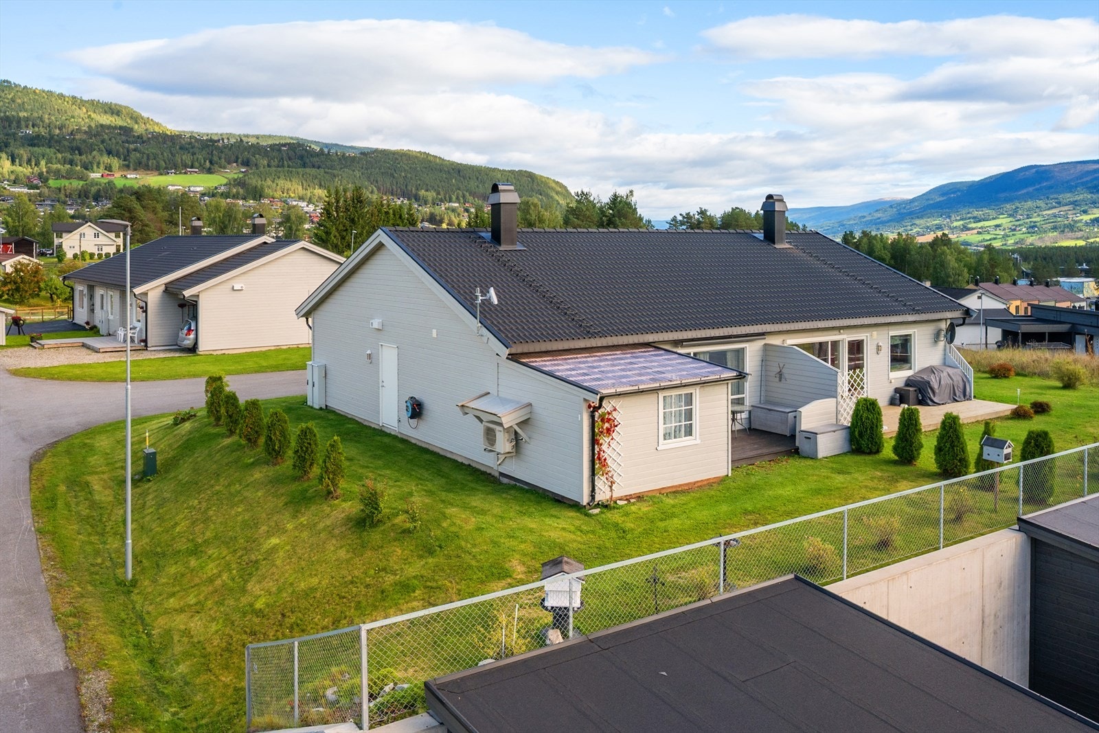 Barrustmoen 25 ligger sentralt til i et etablert boområde. Galleribilde