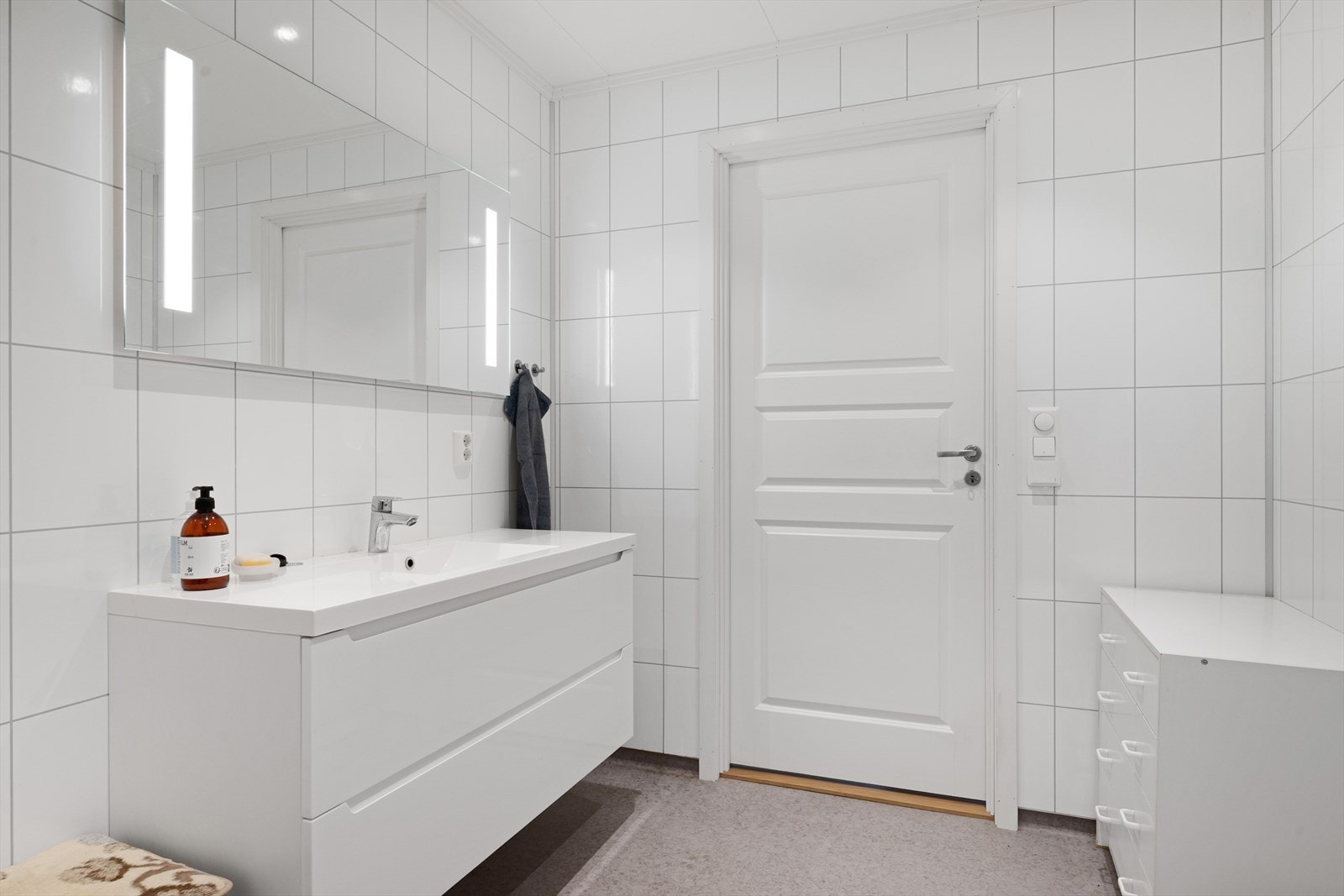 Inteiøret består av en tidsriktig skuffeinnredning og speil med integrert belysning, samt dushjørne og vegghengt wc. Galleribilde