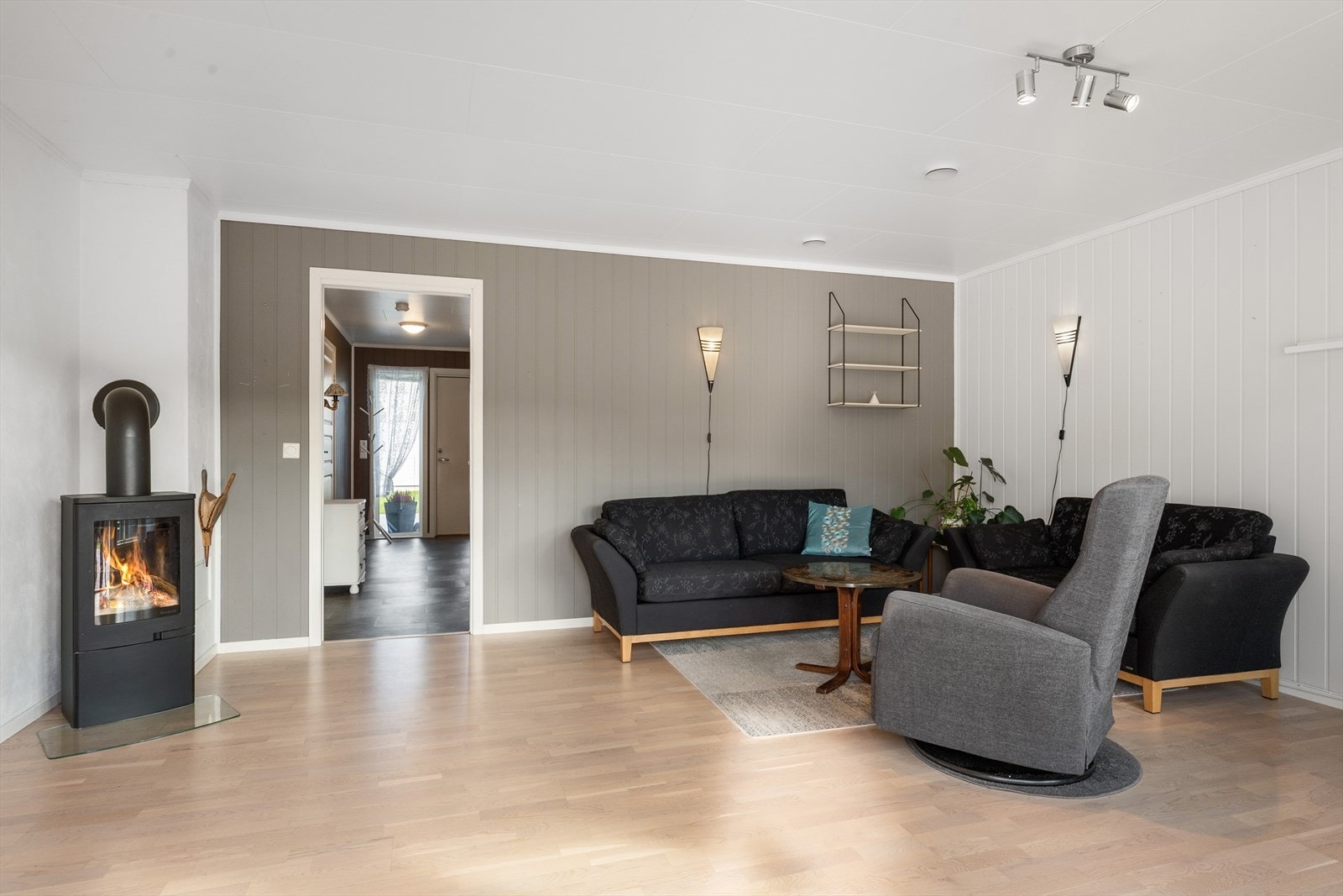 Peisovn er plassert midt i rommet og sørger for god varme. I tillegg varmepumpe fra 2021. Galleribilde