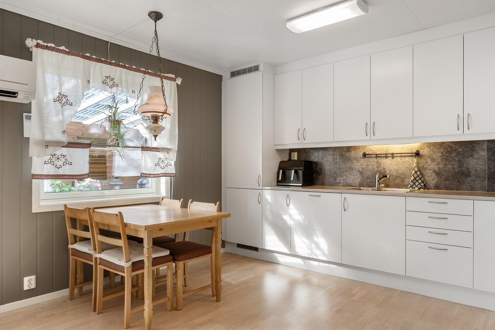 Det er godt med benkebelysning, og plate over benk beskytter mot sprut og søl. Galleribilde