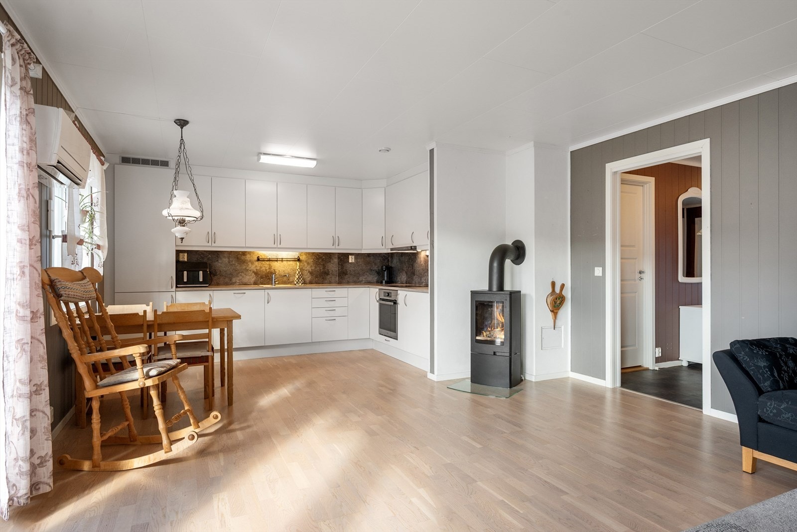 Spiseplassen er praktisk plassert i tilknytning til kjøkkenet. Galleribilde