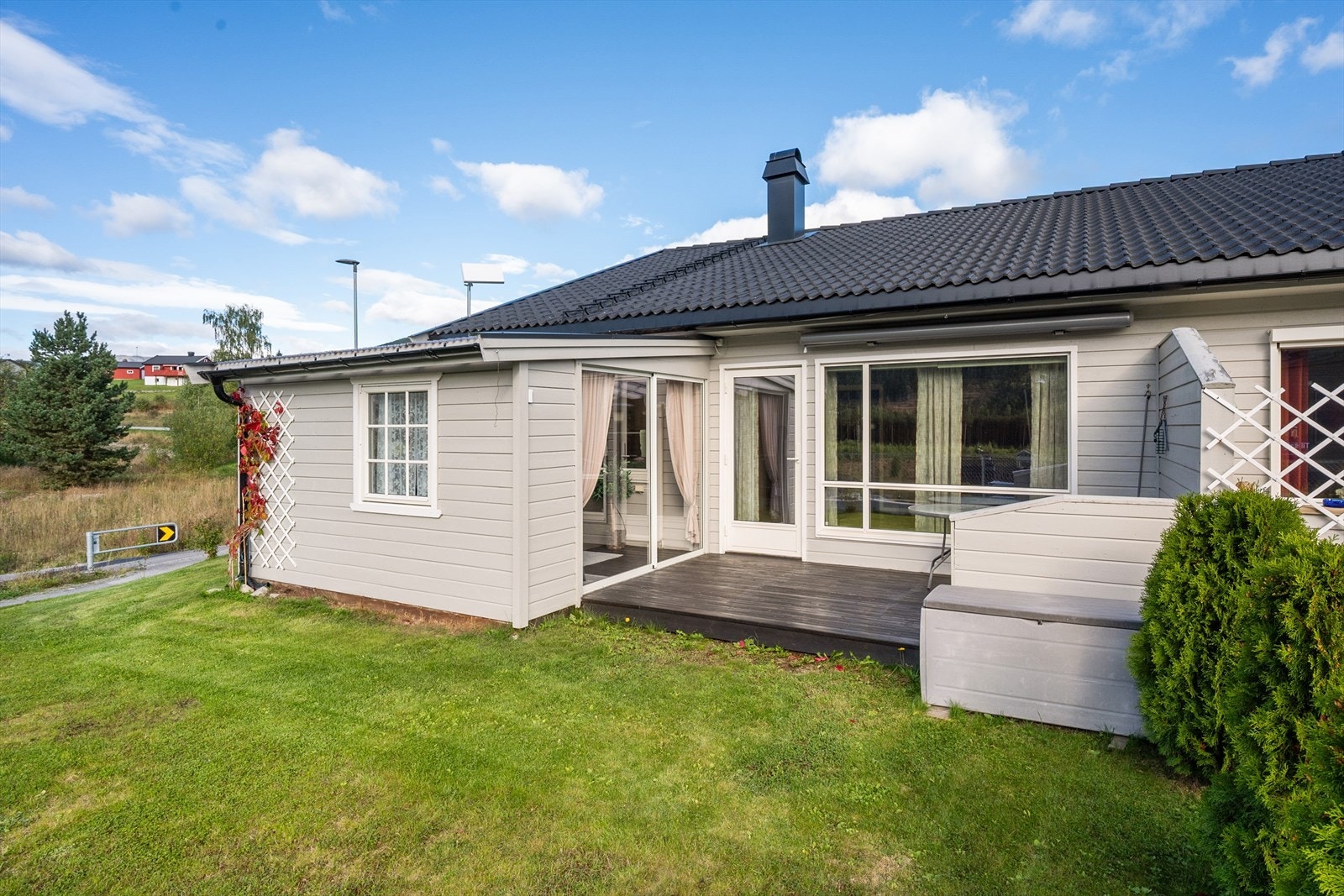Uteområdet byr på en sørvestvendt markterrasse og utestue. Galleribilde