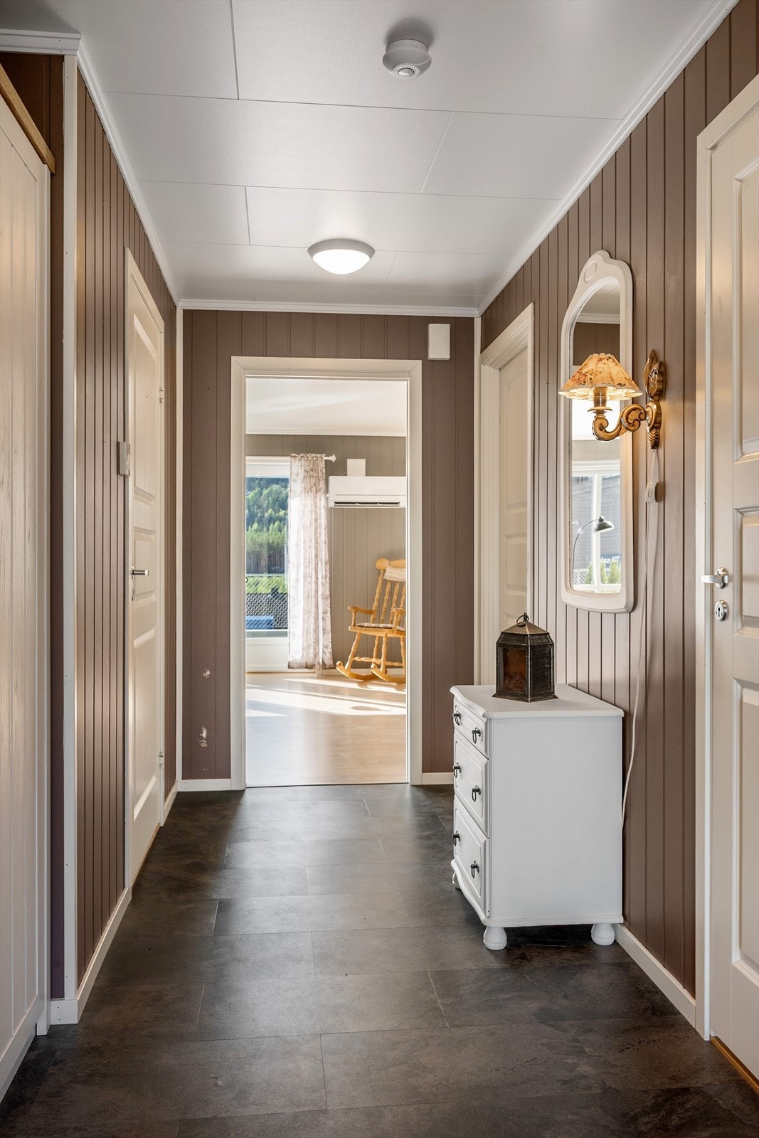 Videre inn ligger stue og kjøkken i åpen løsning. Galleribilde