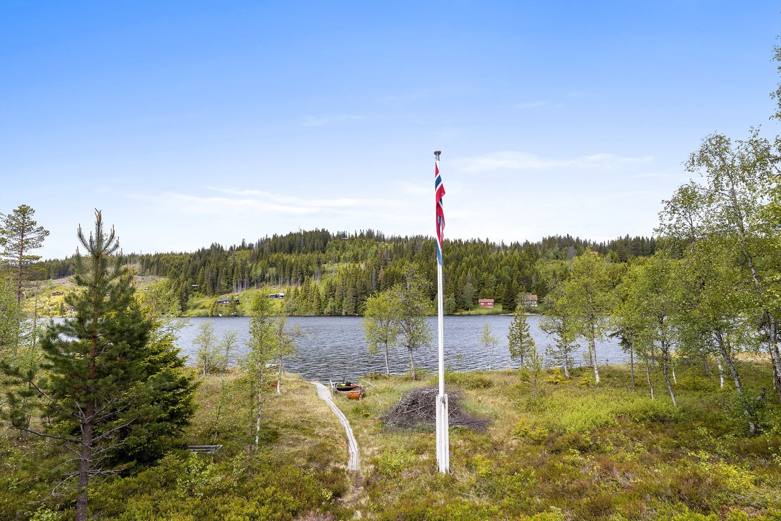 Øyangen ligger i hjertet av marka med flott gammel skog, milevis med grusveier, blåmerkede stier samt svært gode langrennsløyper på vinteren. Galleribilde