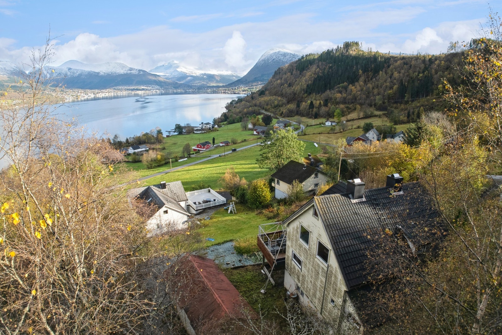 Det er ca. 4 km til handelsområdet i Furene, og ca. 3 km til Hovdebygda. Galleribilde