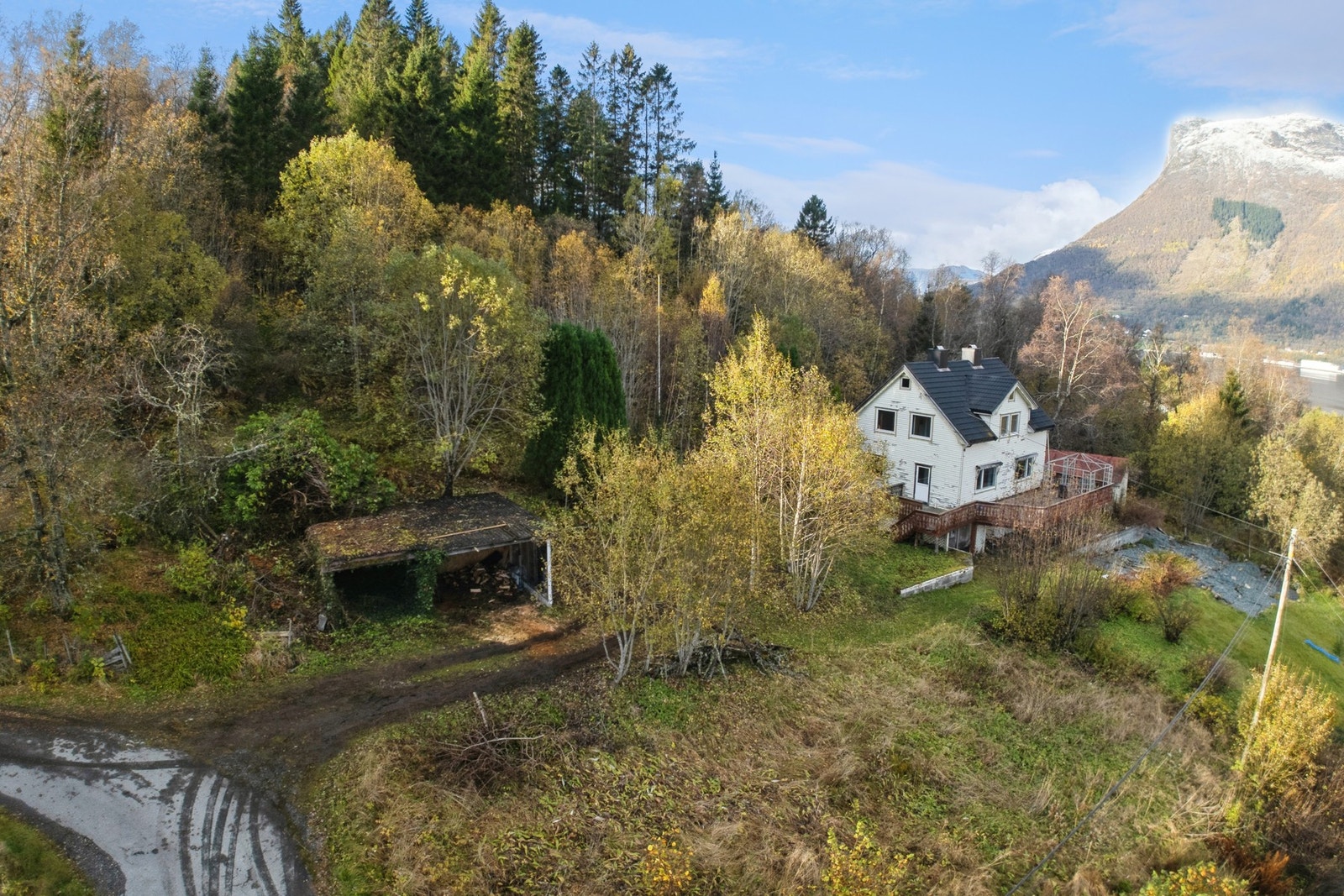 Eiendommen ligger i landlige omgivelser med spredt bebyggelse og landbruksområde. Galleribilde
