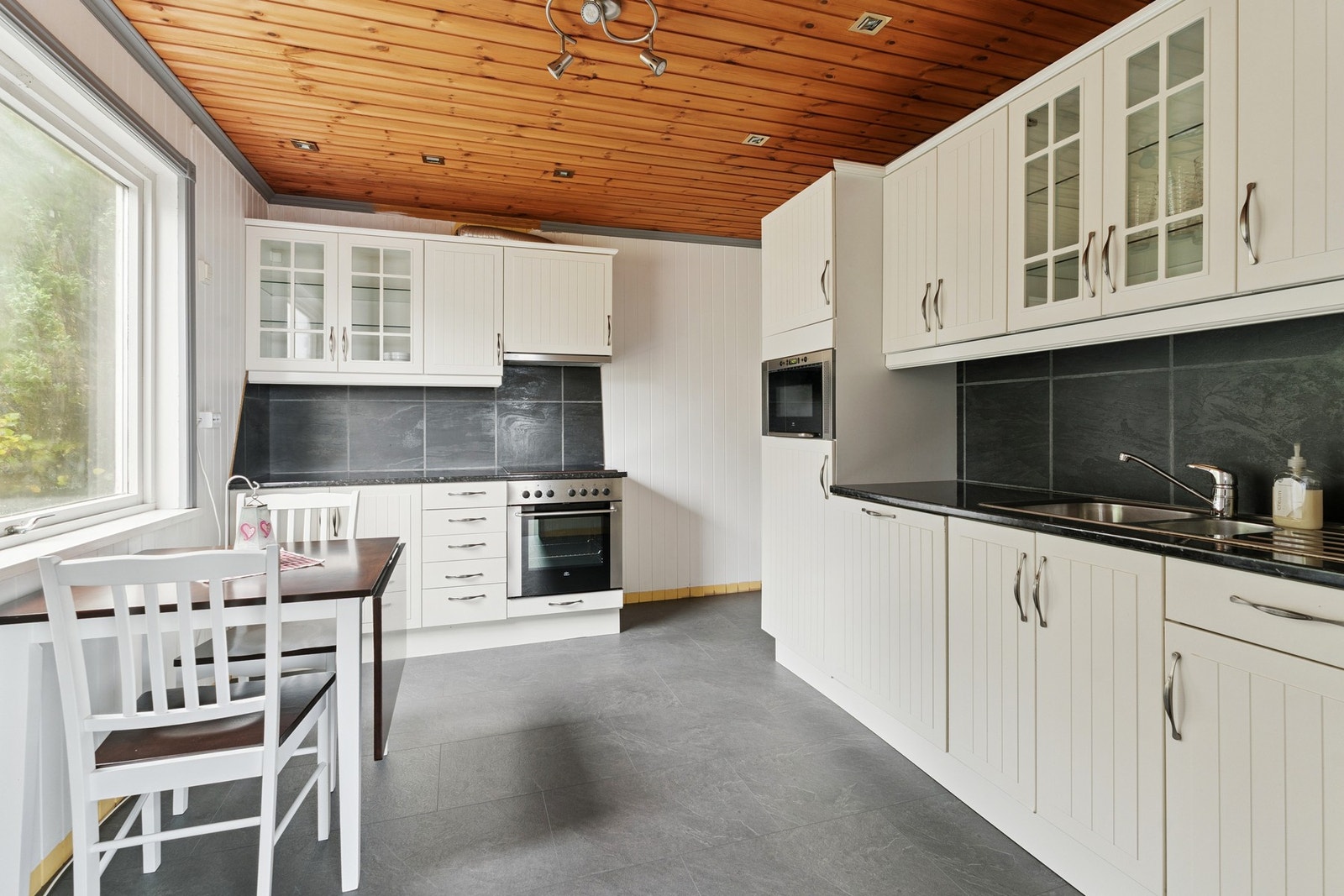 Stort kjøkken fra Ikea. Galleribilde