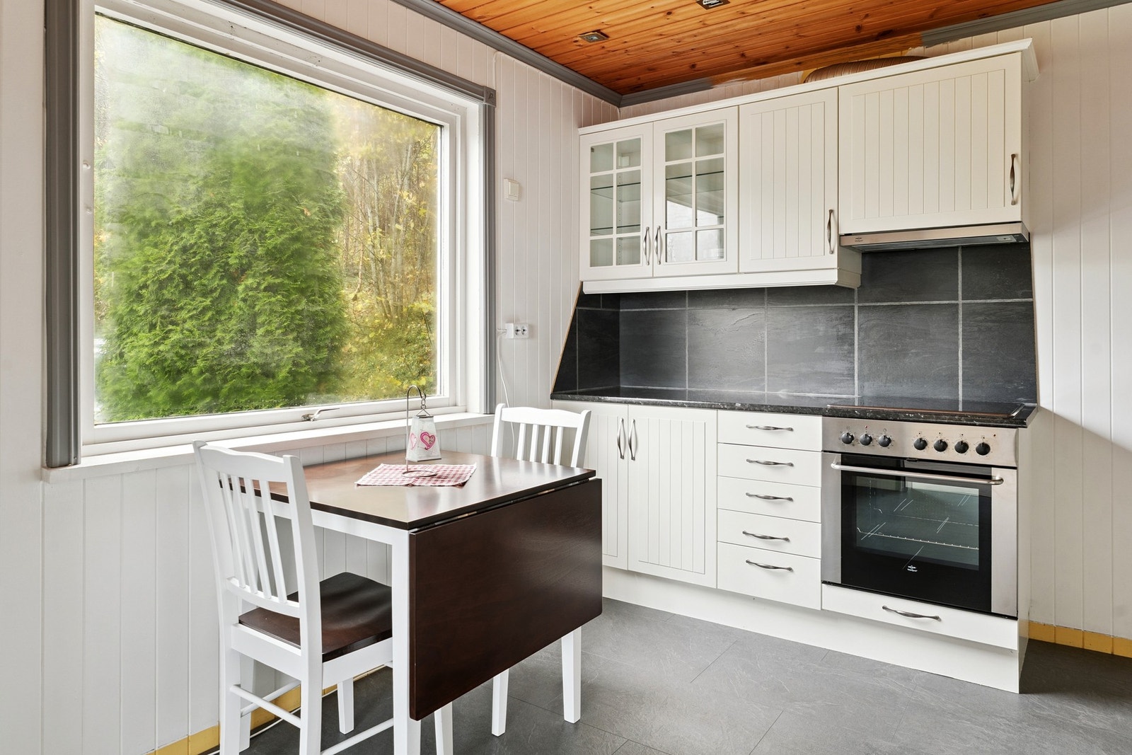 Plass til spisegruppe på kjøkkenet. Galleribilde