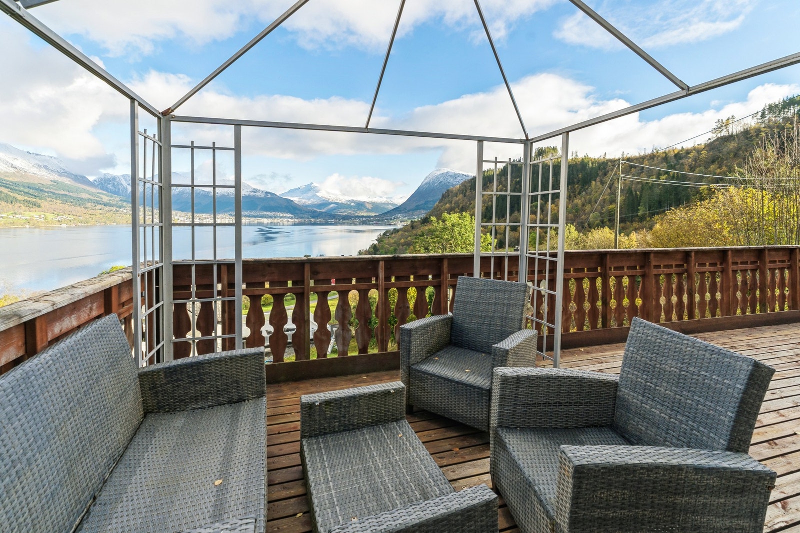 Verandaen har terrassebord på trebjelkelag og rekkverk i tre. Galleribilde