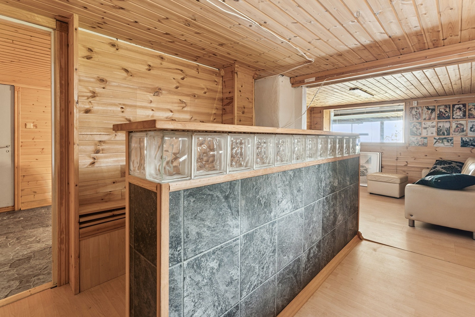 Kjellerstue med en eldre bar. Galleribilde