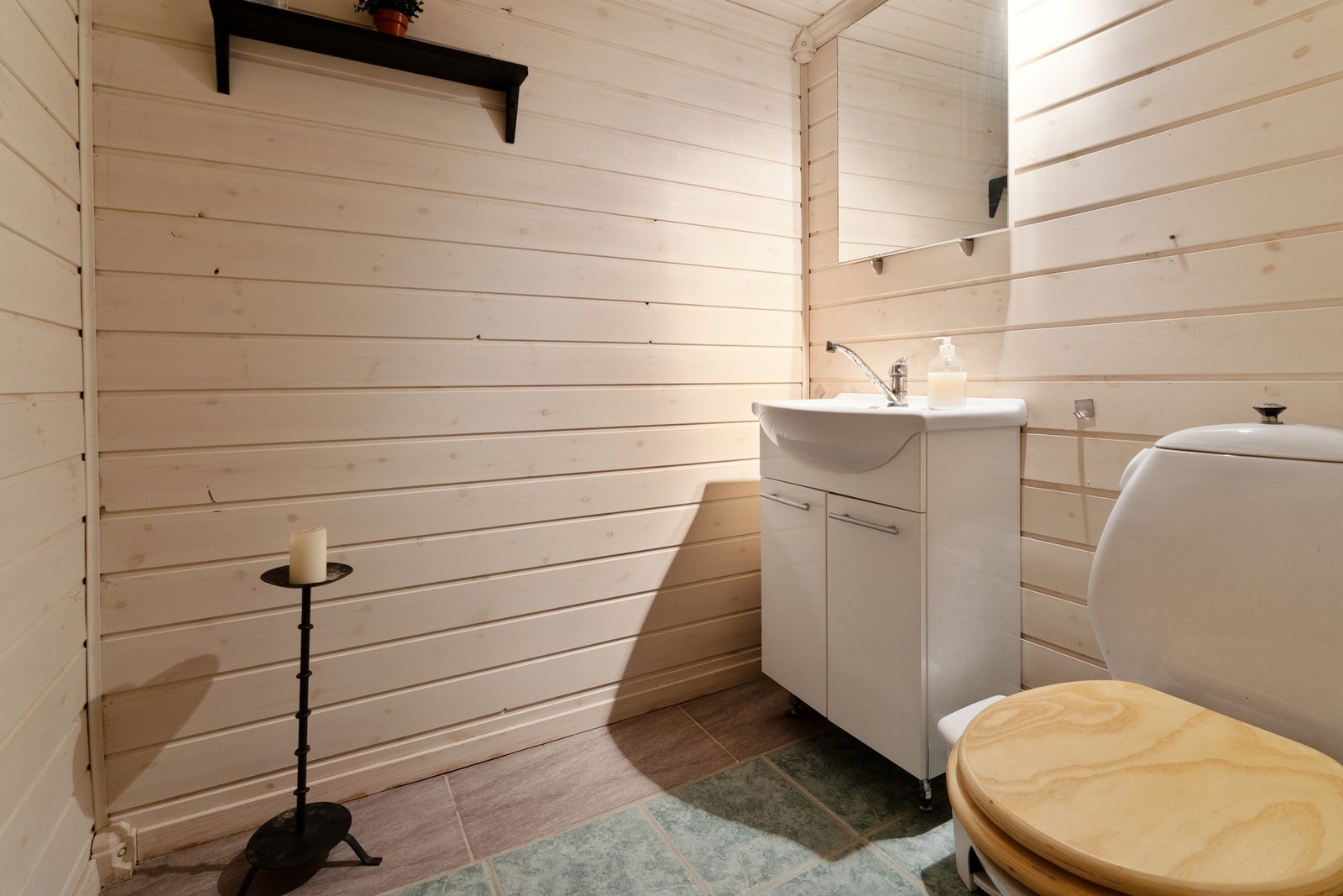 Rommet har toalett og servant. Galleribilde