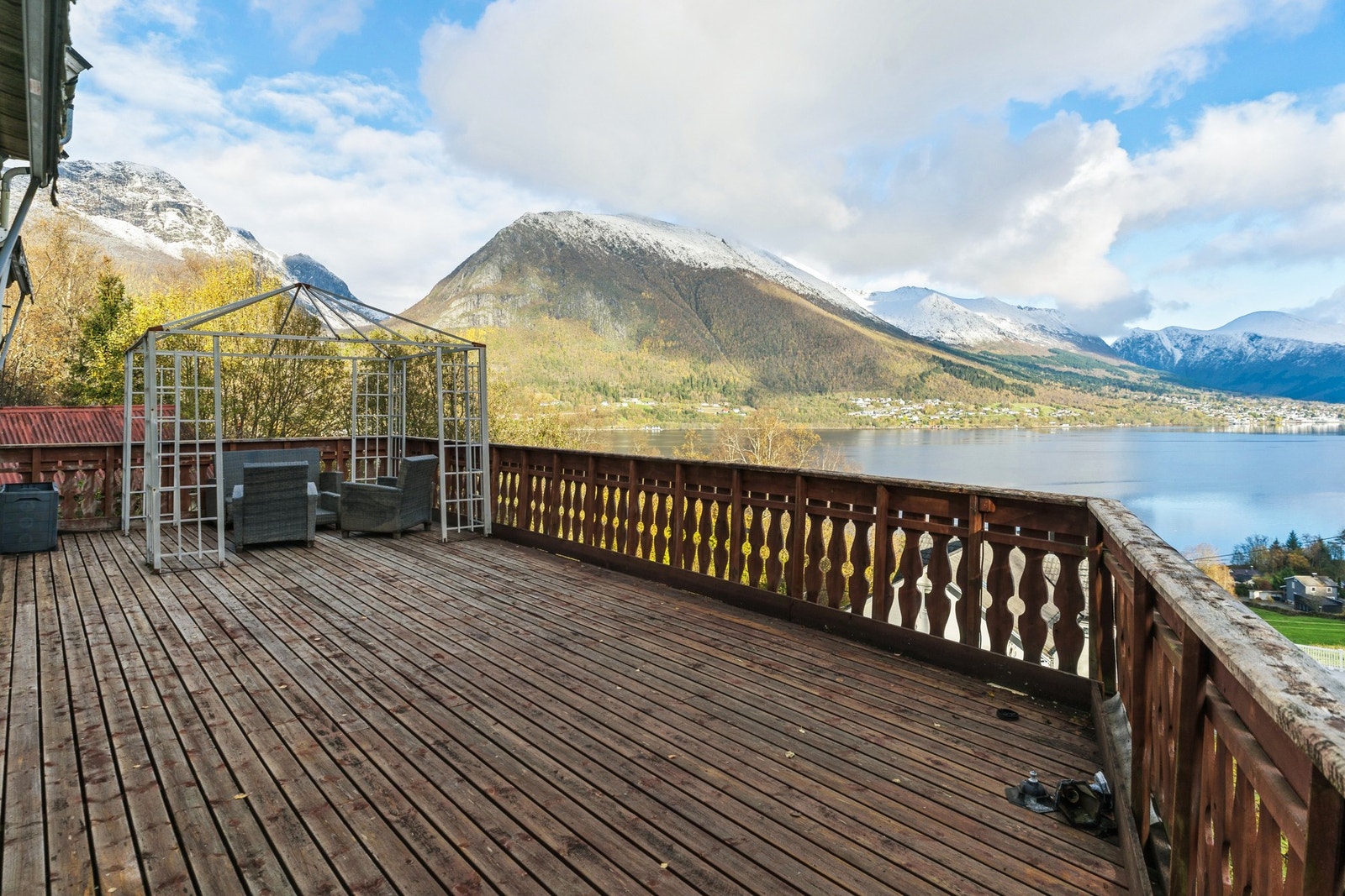 Fra stuen er det utgang til en stor veranda med trapp fra hagen. Galleribilde