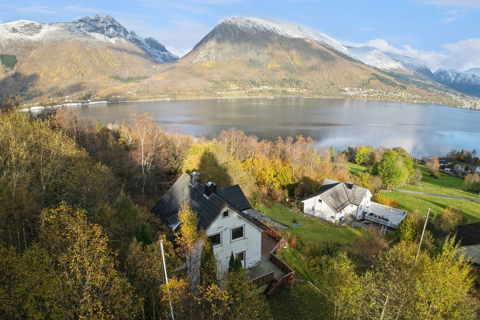 Eiendommen har flott utsikt innover Ørstafjorden. Galleribilde