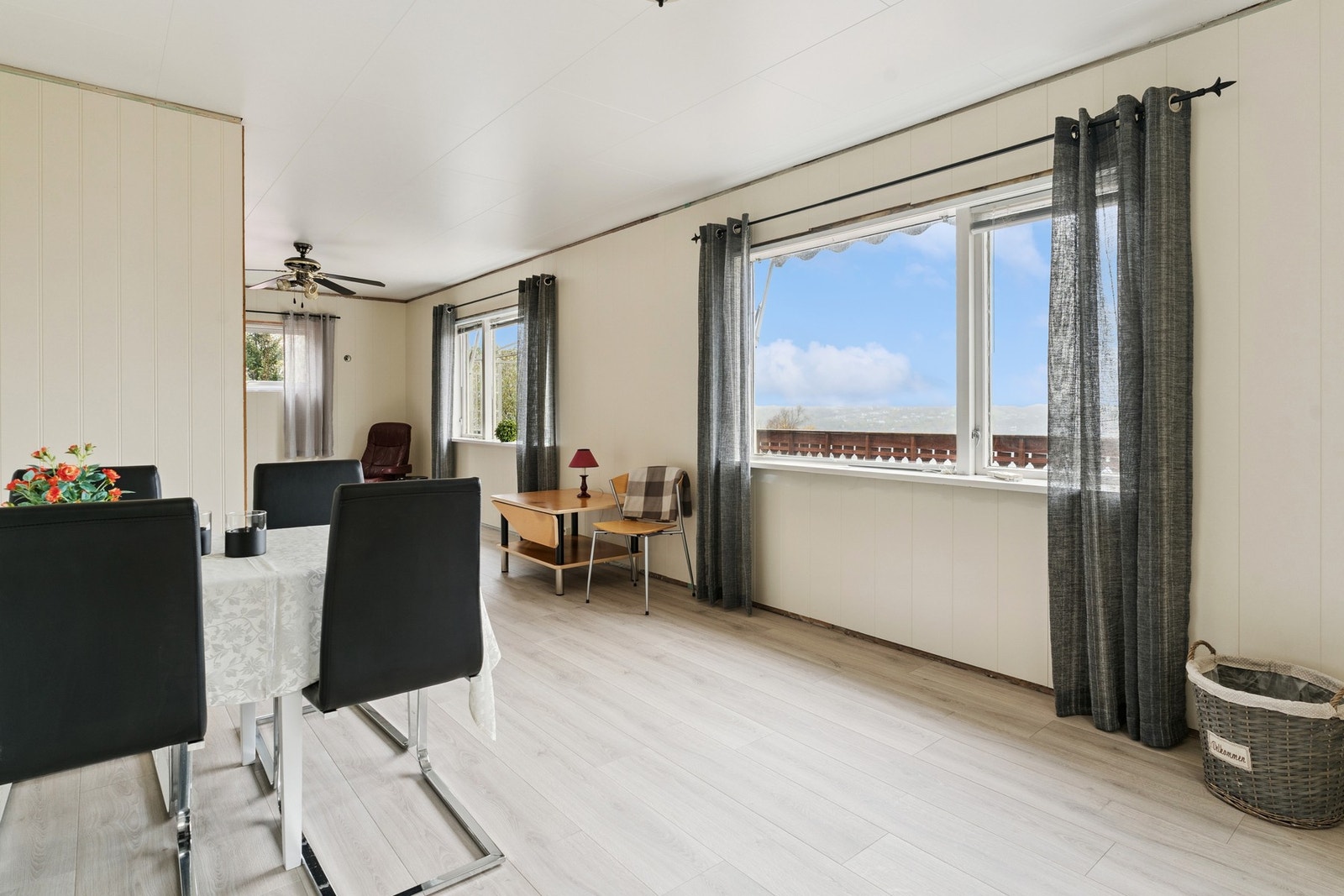 Store vindusflater slipper inn godt med naturlig lys. Galleribilde