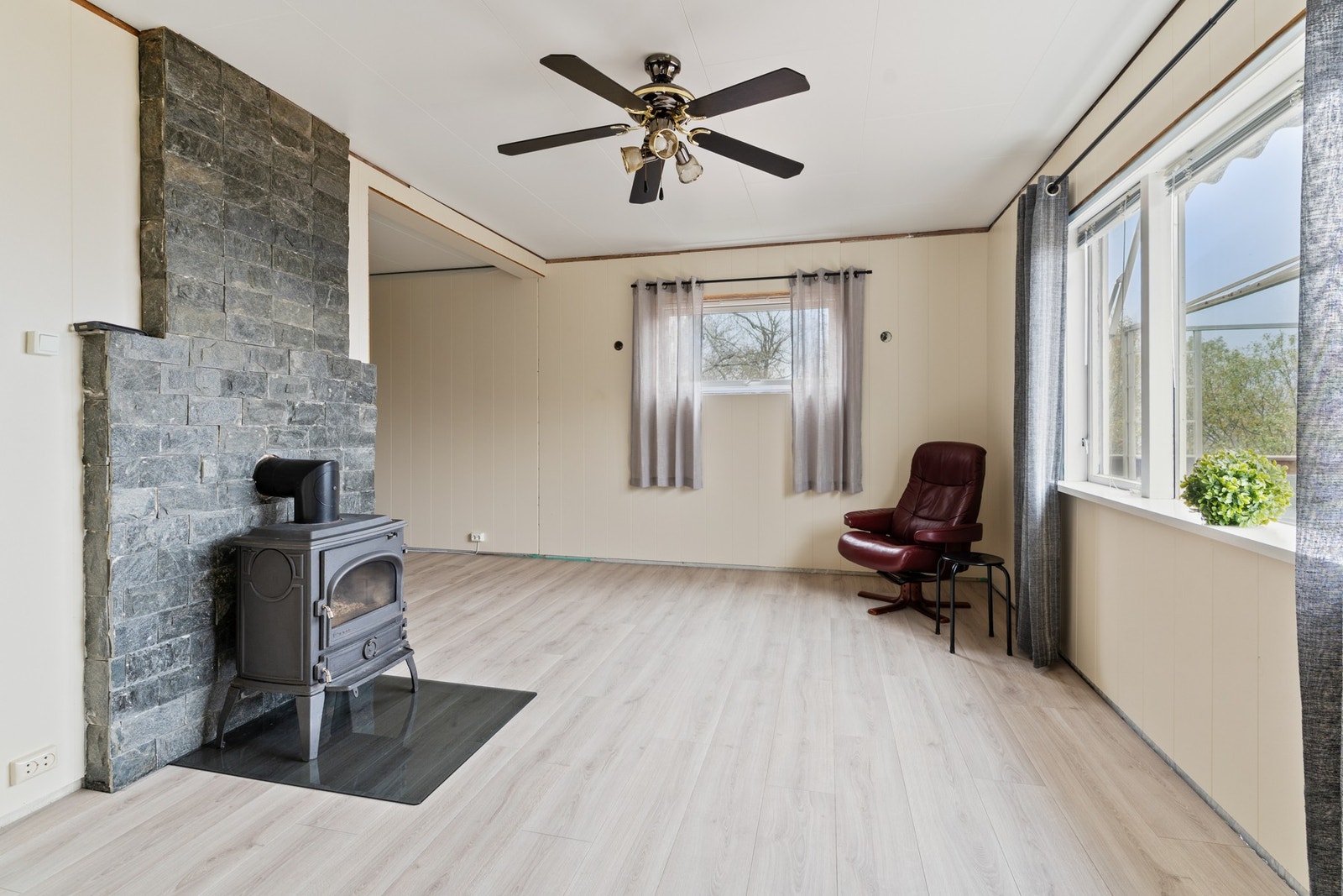 Romslig stue med moderne gulv. Galleribilde