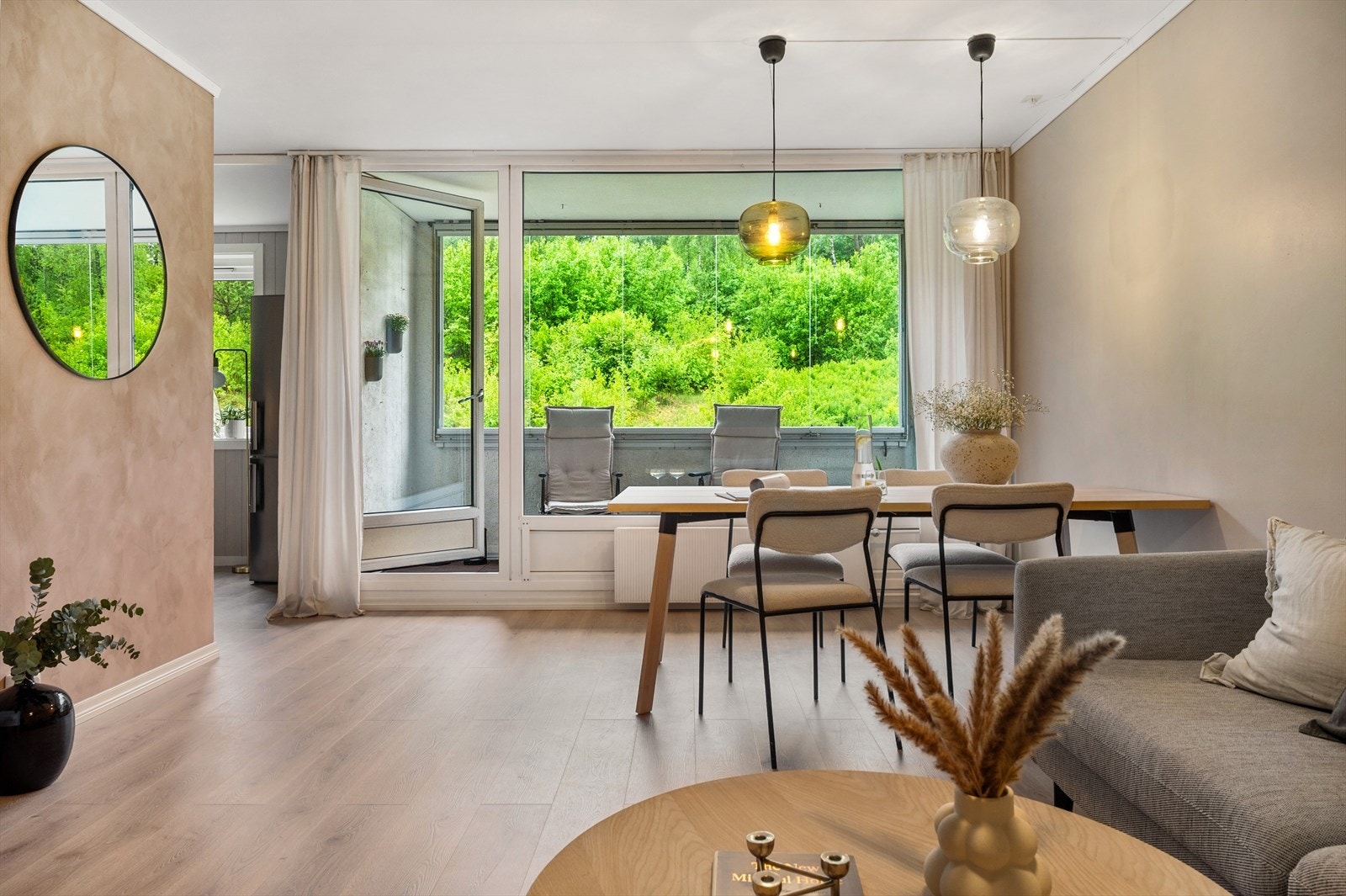 I stuen har du også god plass til å ha et spisebord. Galleribilde
