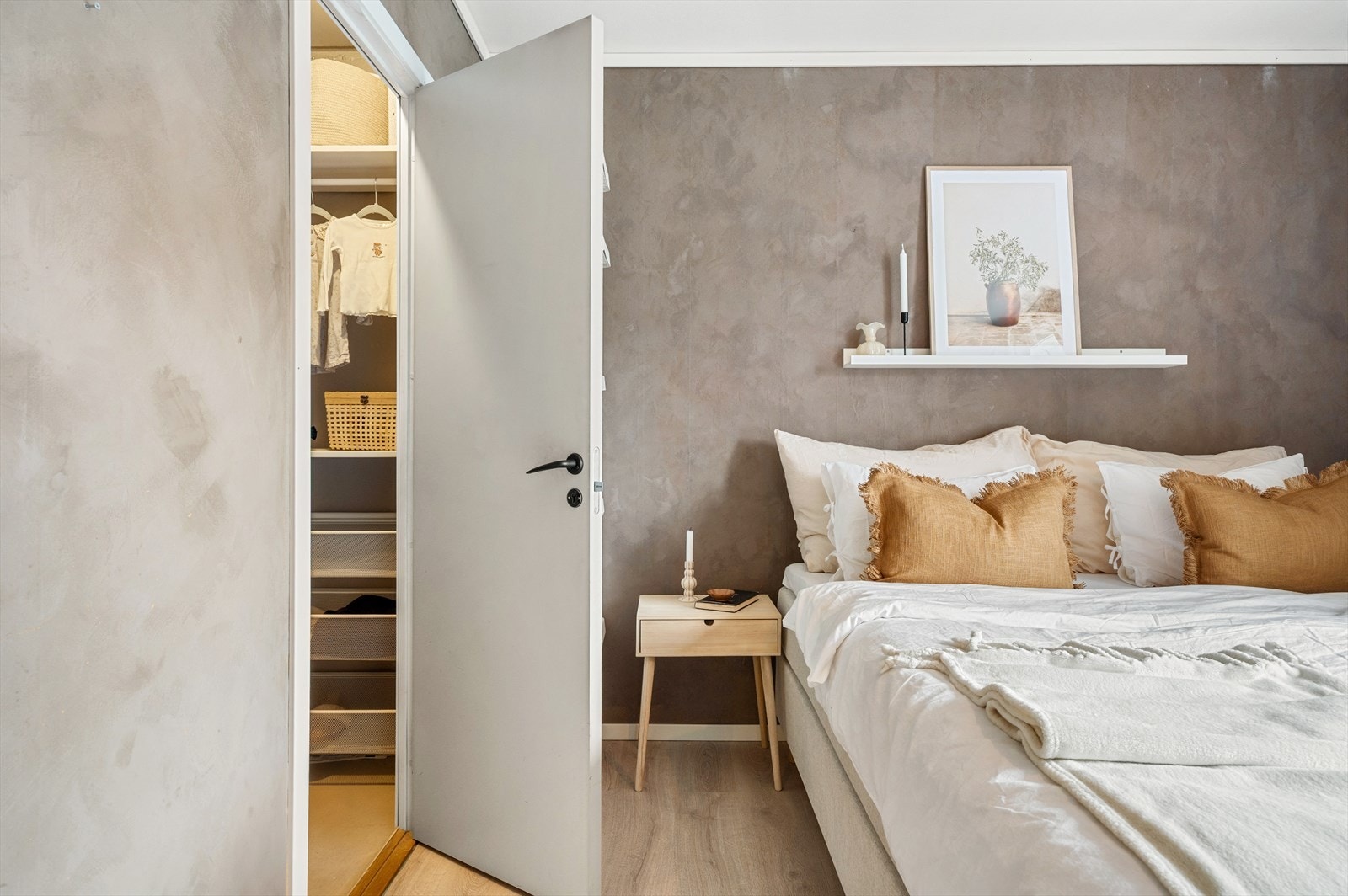 På hovedsoverommet får du en egen walk-in garderobe. Galleribilde