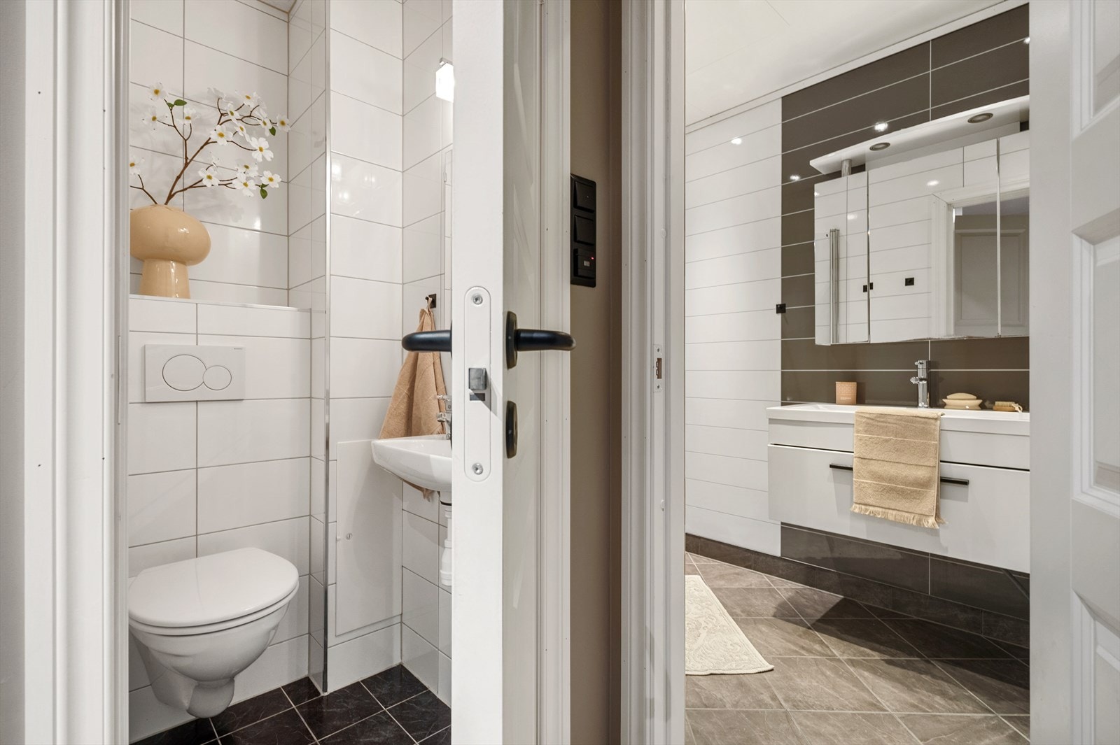 Badet og toalettet er vegg i vegg. Galleribilde