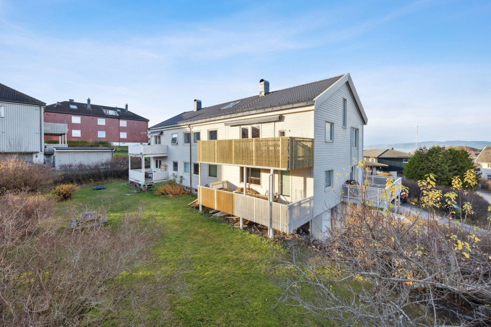 Boligen er beliggende i byggets andre etasje med felles adkomst via trappeløp Galleribilde