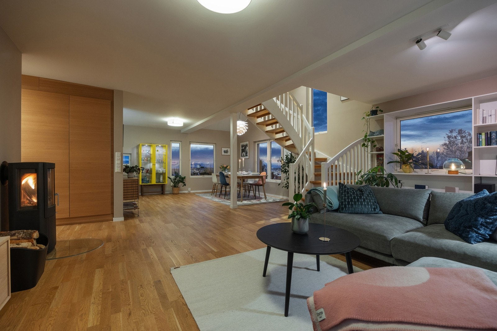 Proaktiv Eiendomsmegling ved Tore Resell har gleden av å presentere en særdeles tiltalende selveierleilighet fordelt over to plan på Persaunet/Kuhaugen! Galleribilde