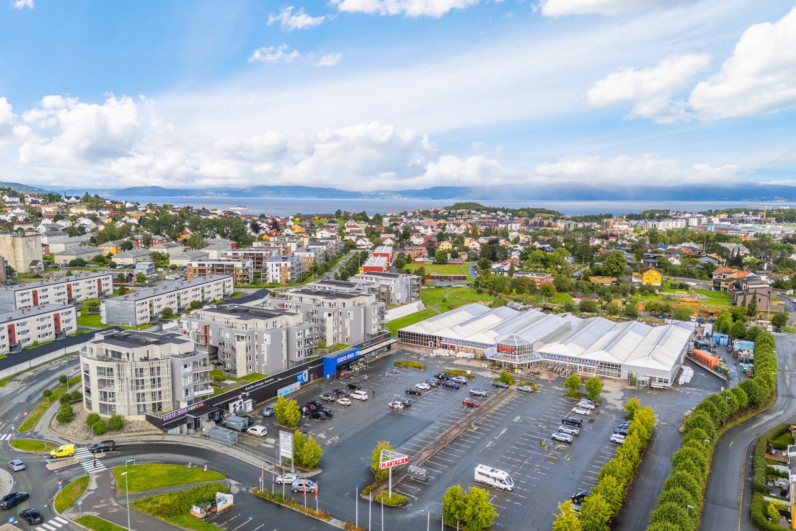 I kort veg fra boligen ligger både Coop Extra og Rema 1000, der Rema 1000 har søndagsåpen avdeling. Ved Baldershage senter finnes også Plantasjen, Apotek 1, og bensinstasjonen Esso rett ovenfor. Galleribilde