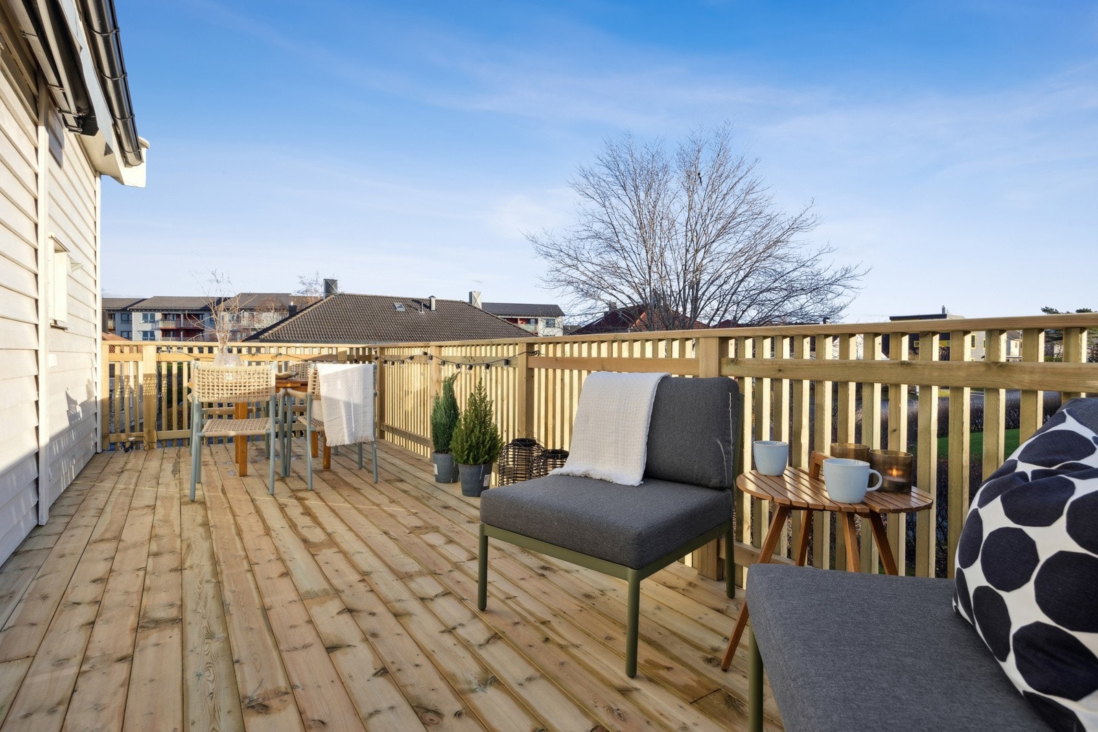 Balkongen på 16 kvm er en flott forlengelse av oppholdsrommet og inviterer til hyggelige dager i solen. Galleribilde