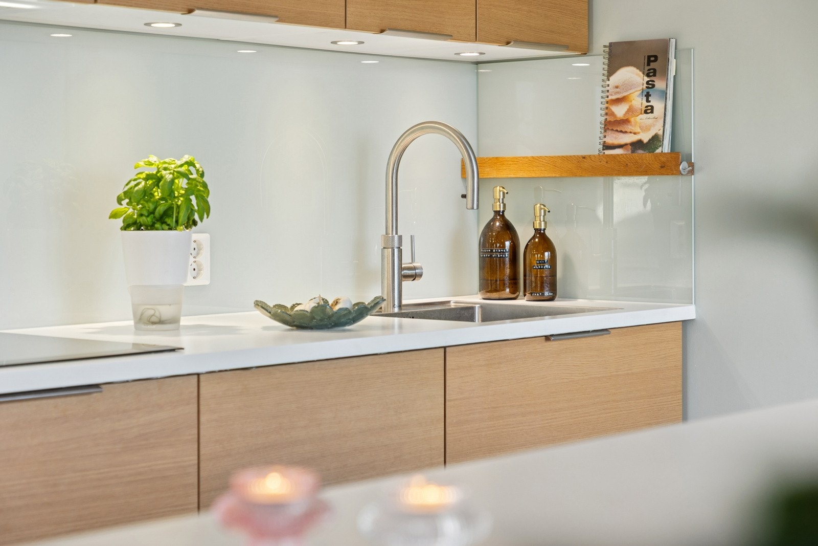 Kjøkkenet har en praktisk Quooker kran som gir kokende vann rett fra springen. Galleribilde