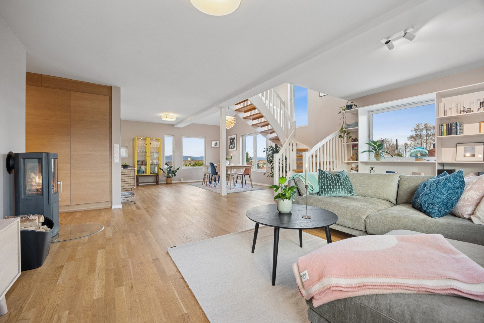 Stuen har også en vedovn som tilfører både varme og en hyggelig atmosfære på kjølige dager. Galleribilde