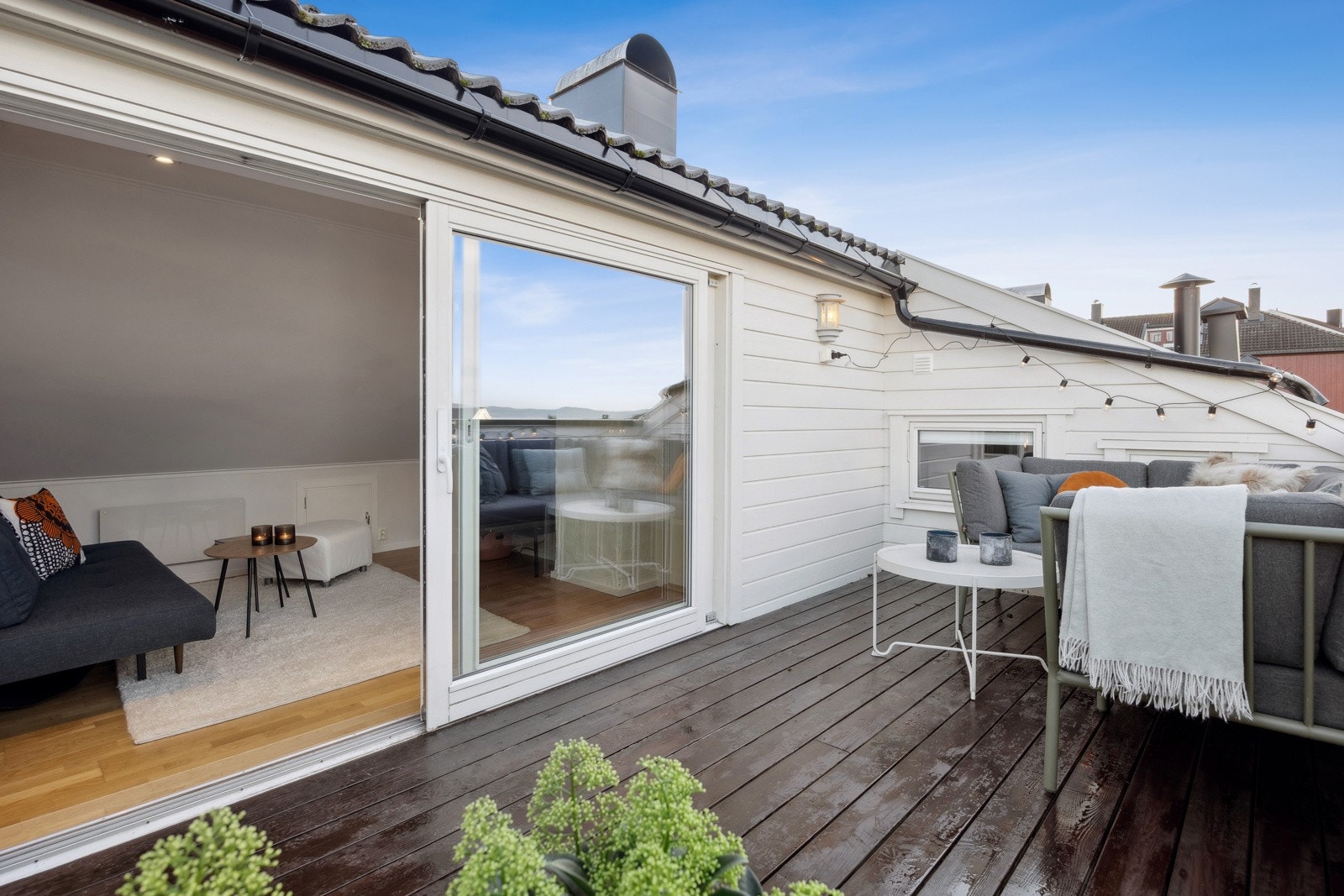 Takterrassen er en fantastisk og skjermet uteplass med sol fra ettermiddag til solnedgang. Galleribilde