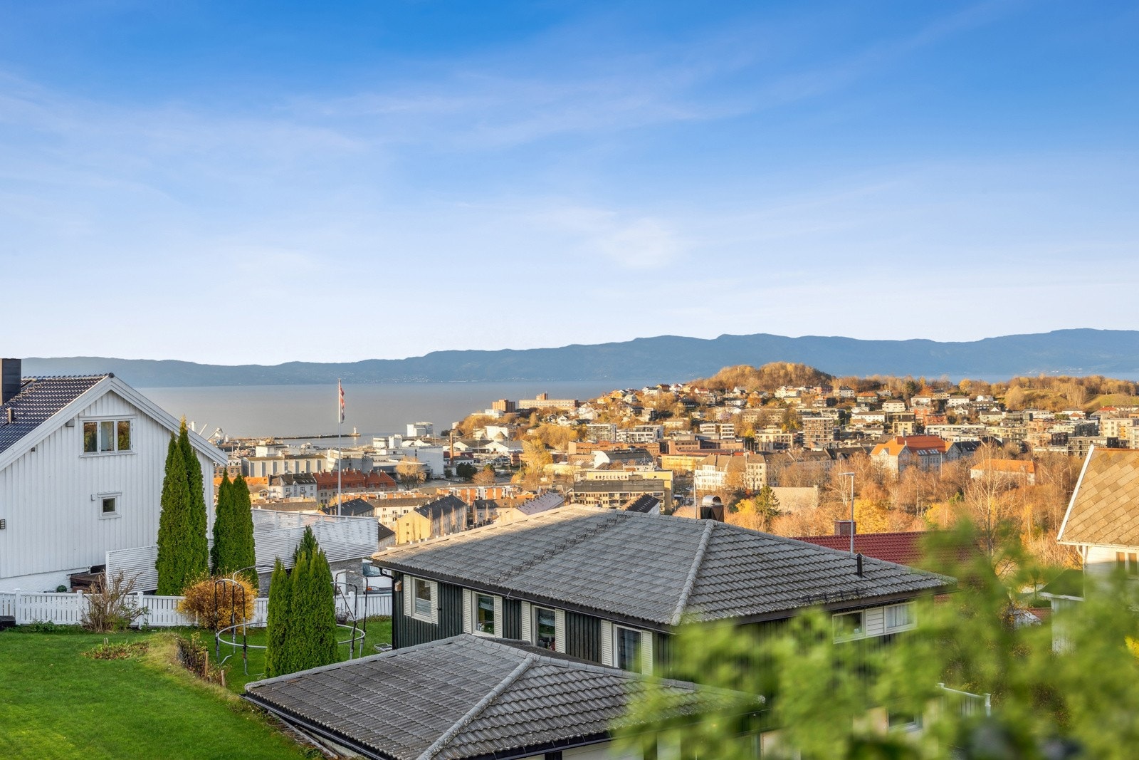 Boligen ligger på en høyde før terrenget skrår nedover, noe som bidrar til en fantastisk utsikt. Her kan magiske solnedganger nytes fra både takterrasse, spisestue og kjøkken. Galleribilde