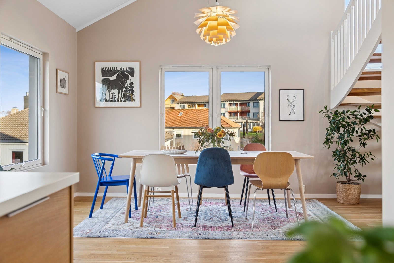 Stuen har plass til en romslig spisegruppe hvor man kan nyte en flott utsikt mot fjorden. Over spisebordet henger PH Artichocke fra Louis Poulsen, spesielt valgt av arkitekt på grunn av den fantastiske takhøyden den åpne himlingen gir her. Galleribilde