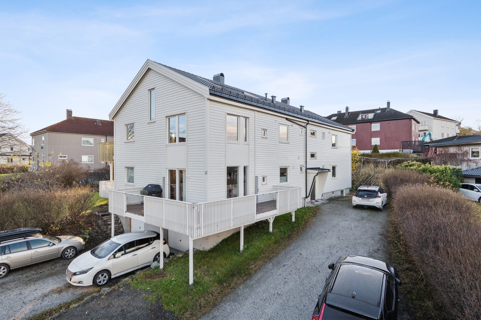 Leiligheten disponerer en parkeringsplass med ladepunkt for el-bil. Det medfølger også to kjellerboder på til sammen 14 kvm som gir rikelig med lagringsplass. Galleribilde