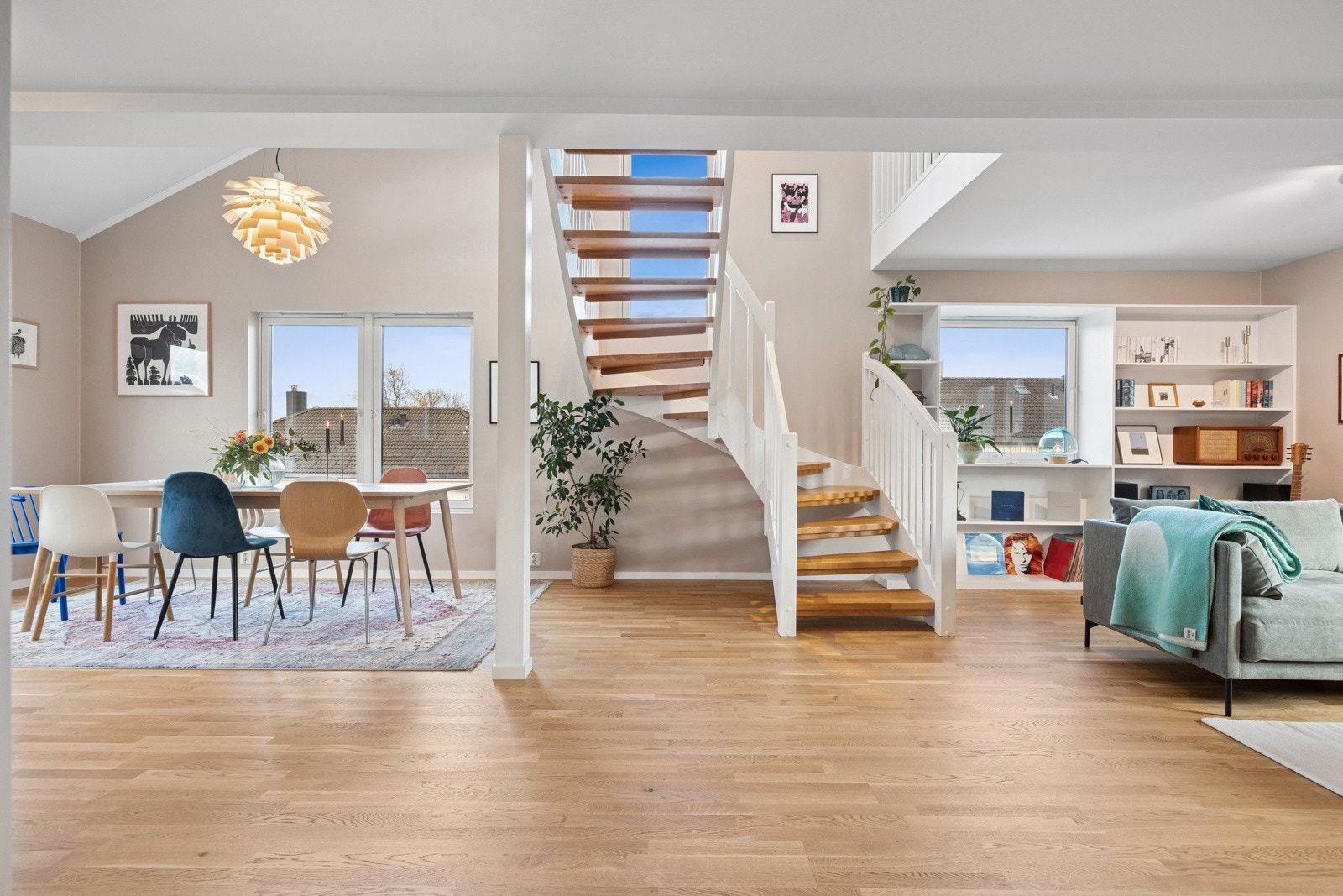 Stuen utmerker seg med en fantastisk romfølelse og store, arkitektplasserte vindusflater med tanke på å optimalisere det naturlige lyset og utsikten fra leiligheten. Galleribilde