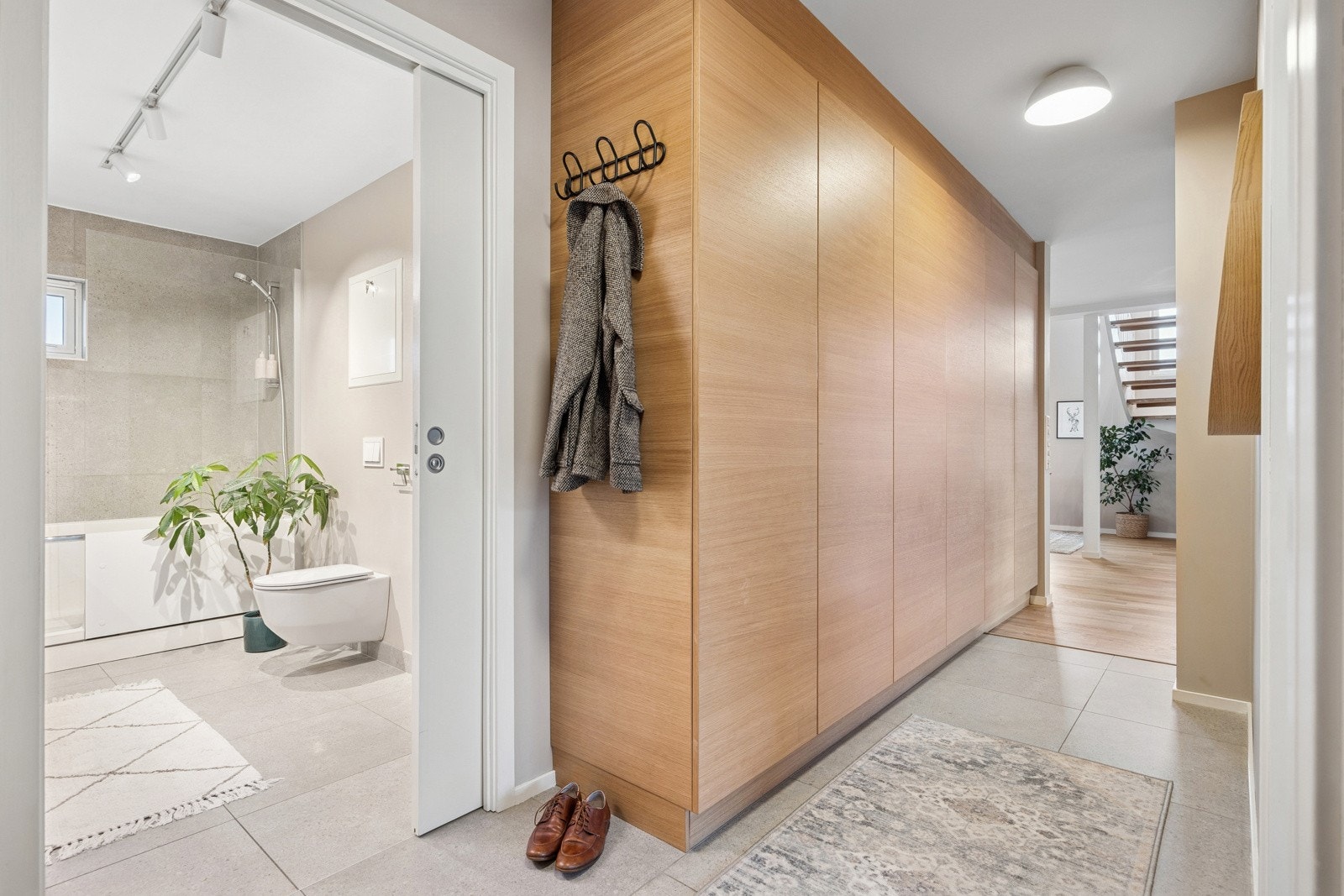 For å skape en funksjonell planløsning ble YME arkitekter engasjert til å utforme gang, bad og kjøkken. Entréen har gulvvarme og inneholder en lekker, plassbygd garderobe som gir god oppbevaringsplass og en ryddig velkomstsone. Galleribilde