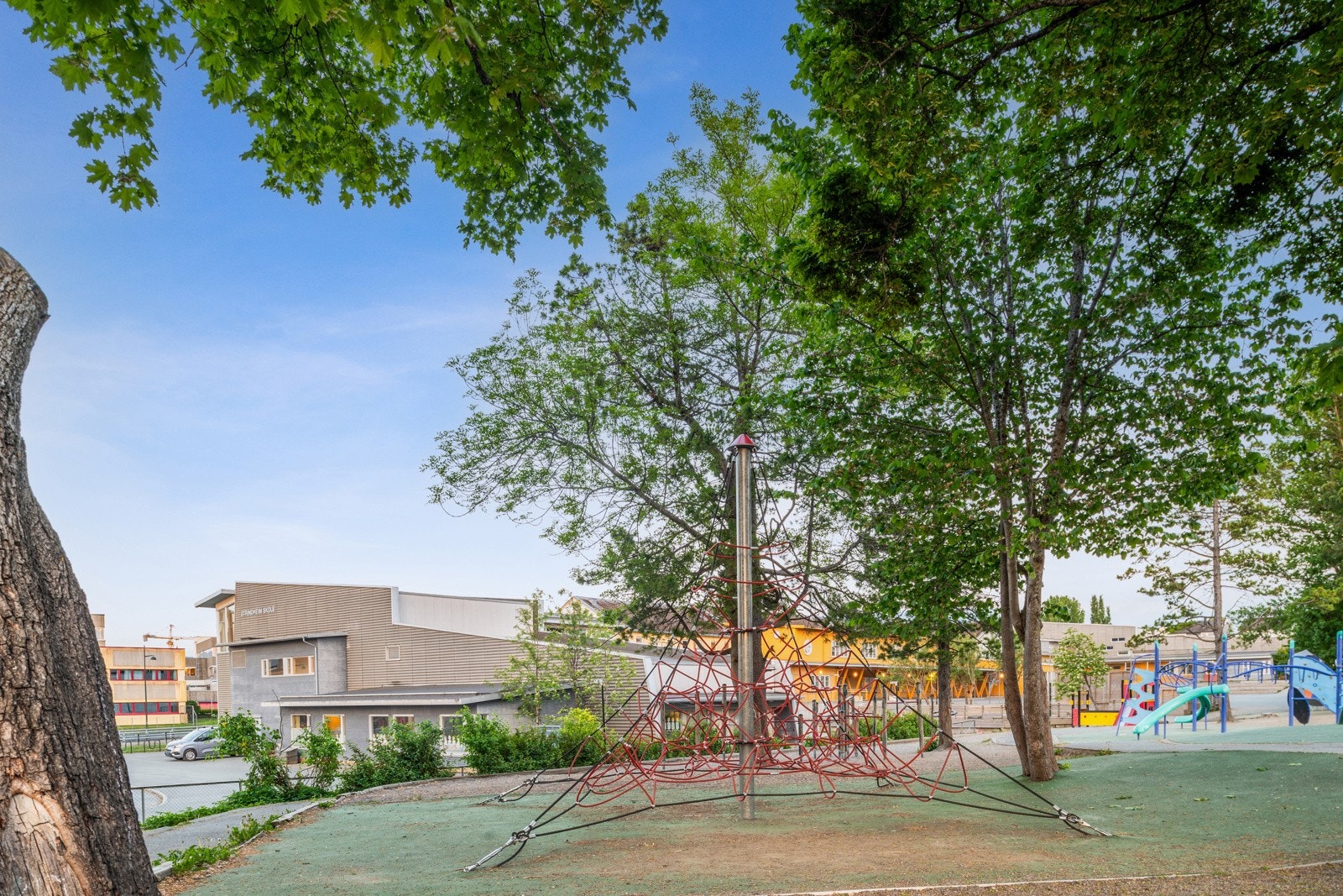 Beliggenheten er svært sentral og lettvint med gåavstand til barneskole, ungdomsskole og videregående. De minste kan gå til og fra skolen alene, da det er trygg skolevei. Galleribilde