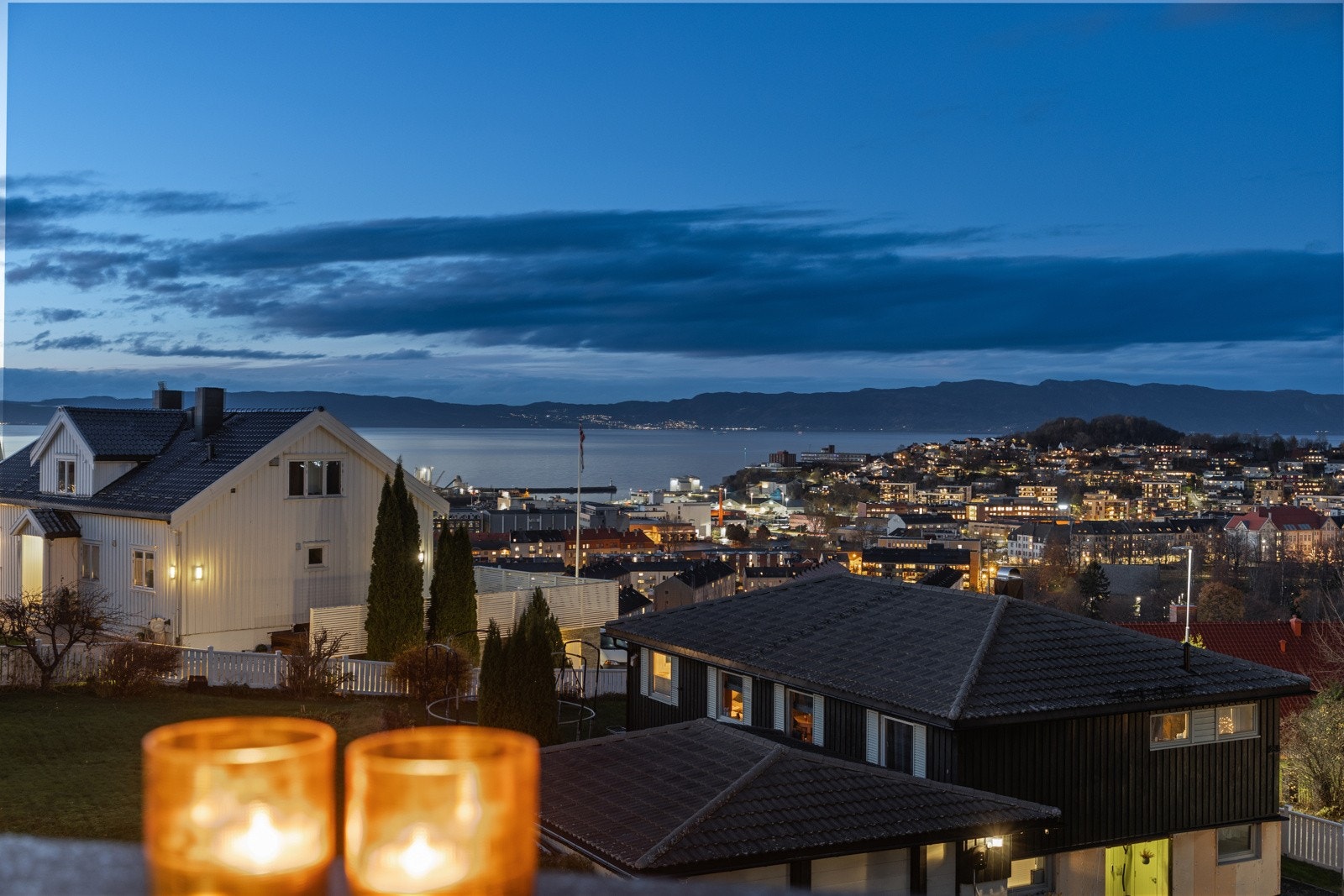 Fra flere steder i boligen har man en fantastisk utsikt mot Trondheimsfjorden og Fosenalpene. Galleribilde