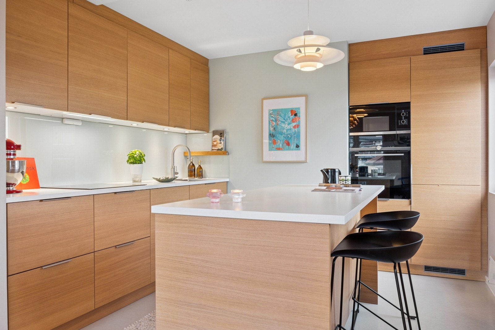 Kjøkkenet ble pusset opp i 2022 og har en stilfull innredning fra KVIK og integrerte hvitevarer fra Siemens. Galleribilde