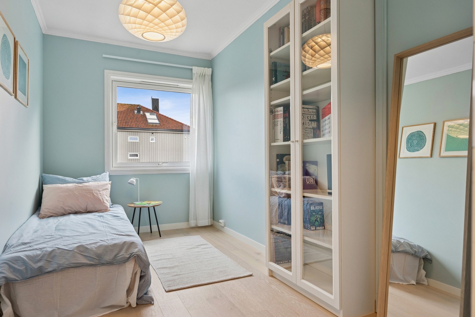 Vegg i vegg fra hovedsoverommet er det et soverom på 8 kvm som egner seg godt som barnerom eller gjesterom. Nytt parkettgulv og nye overflater i 2025. Galleribilde