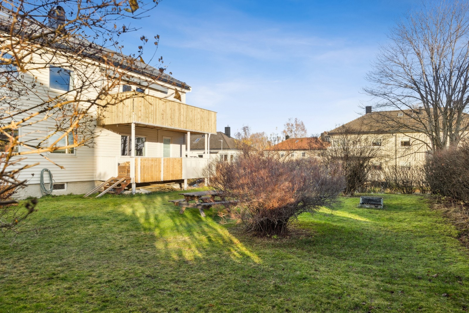 Hagen er pent innrammet av en hekk mot gaten og naboeiendommer. Galleribilde