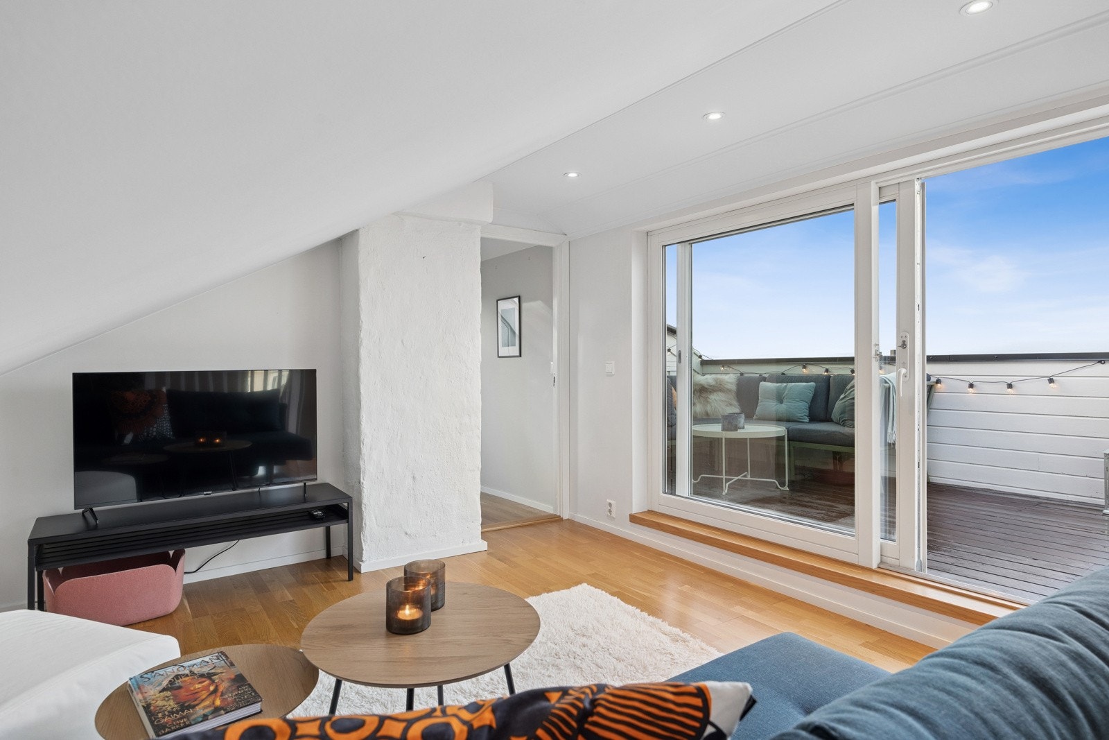 Loftstuen er et hyggelig sted for å trekke seg tilbake og her har man også utgang til takterrassen. Galleribilde