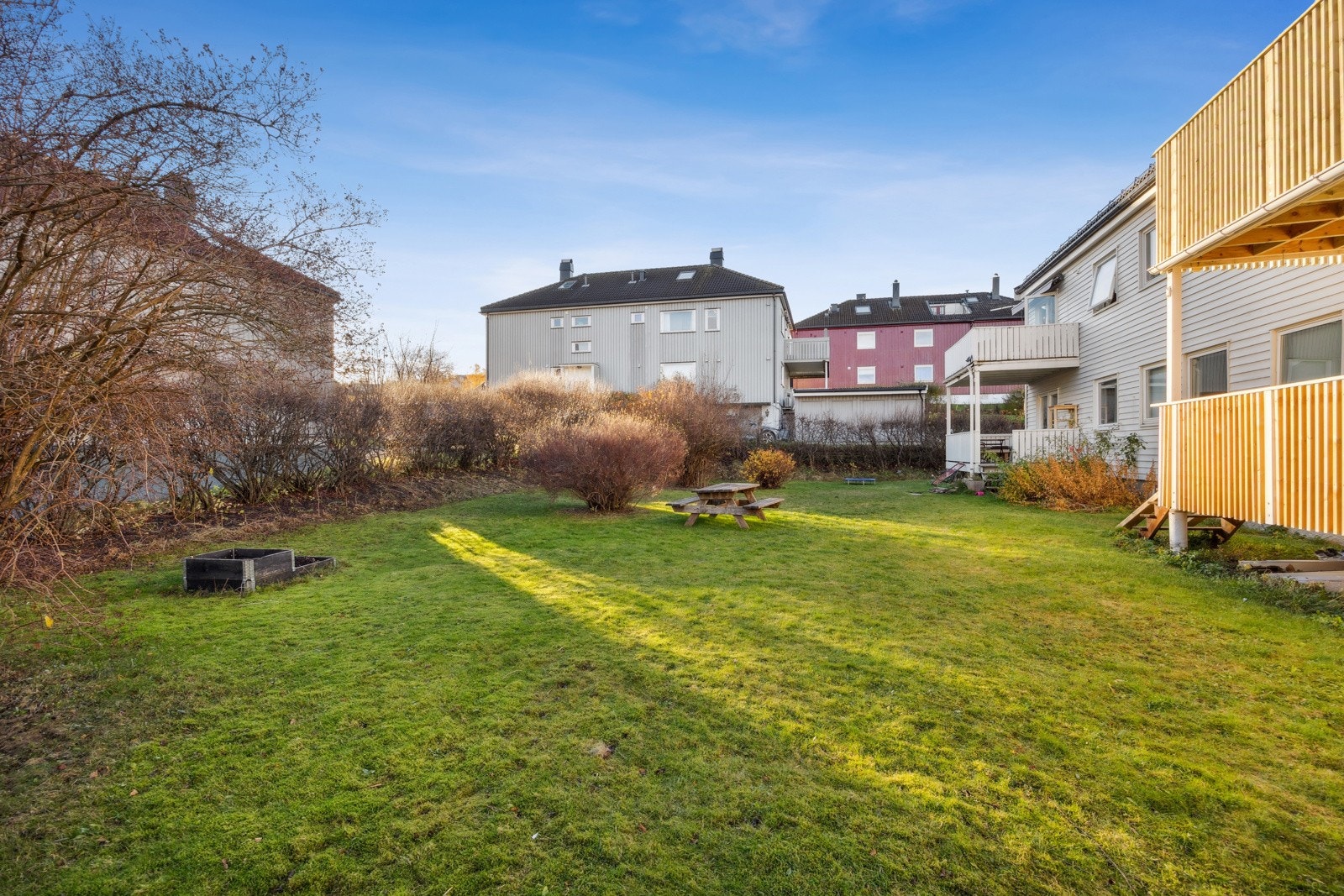 Sameiet har en pent opparbeidet hage med frodig beplantning og hekk som omkranser eiendommen. Galleribilde