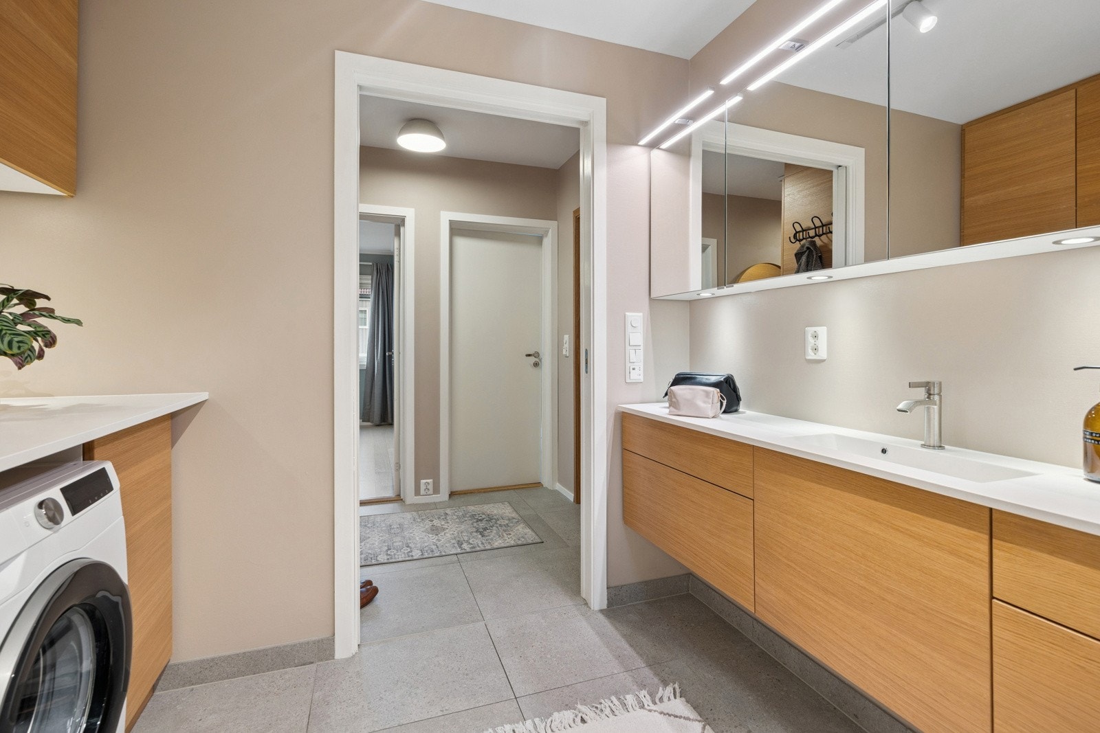 Baderommet er romslig og delikat og ble pusset opp i 2022. Galleribilde