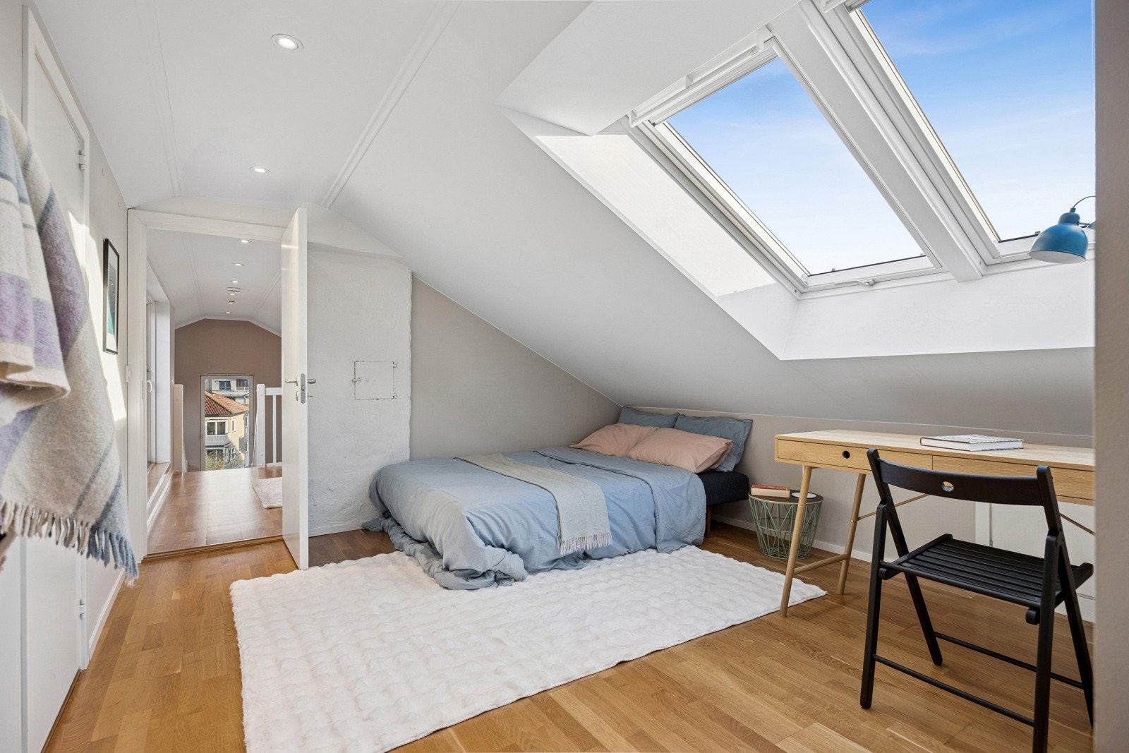 Lyst og hyggelig soverom med store vindusflater i himling. Loftsetasjen har også gode lagringsmuligheter i knevegg og i kott. Galleribilde