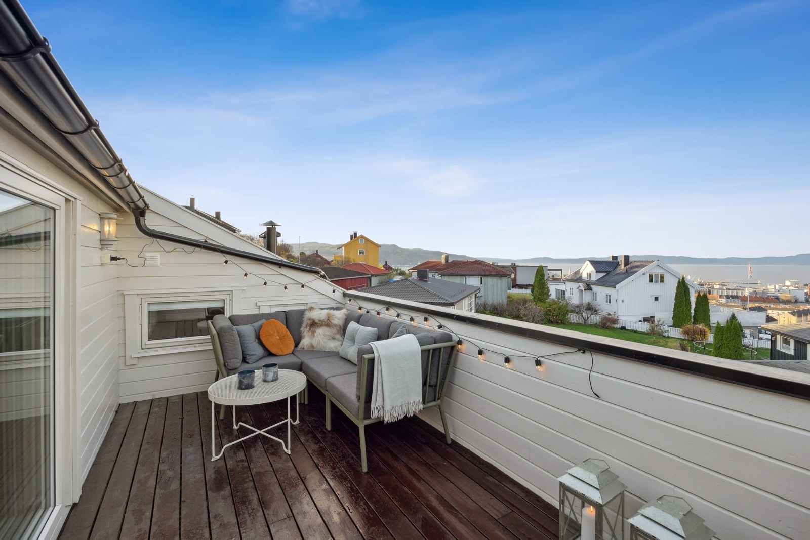 Takterrassen har en herlig utsikt mot fjorden og her kan lange sommerkvelder nytes til det fulle. Praktisk oppbevaring for puter og lignende direkte fra terrassen til knevegg. Galleribilde