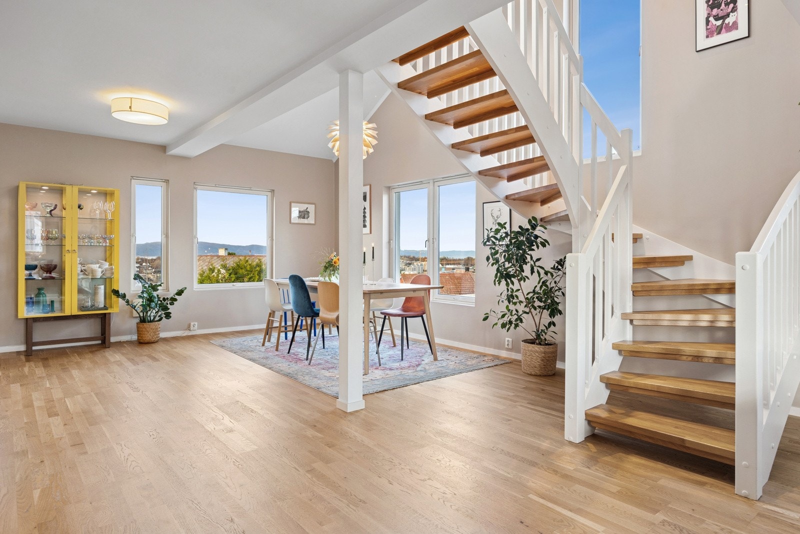 Det naturlige lyset strømmer fra flere retninger, supplert med herlig lysinnslipp fra loftsetasjen. Galleribilde