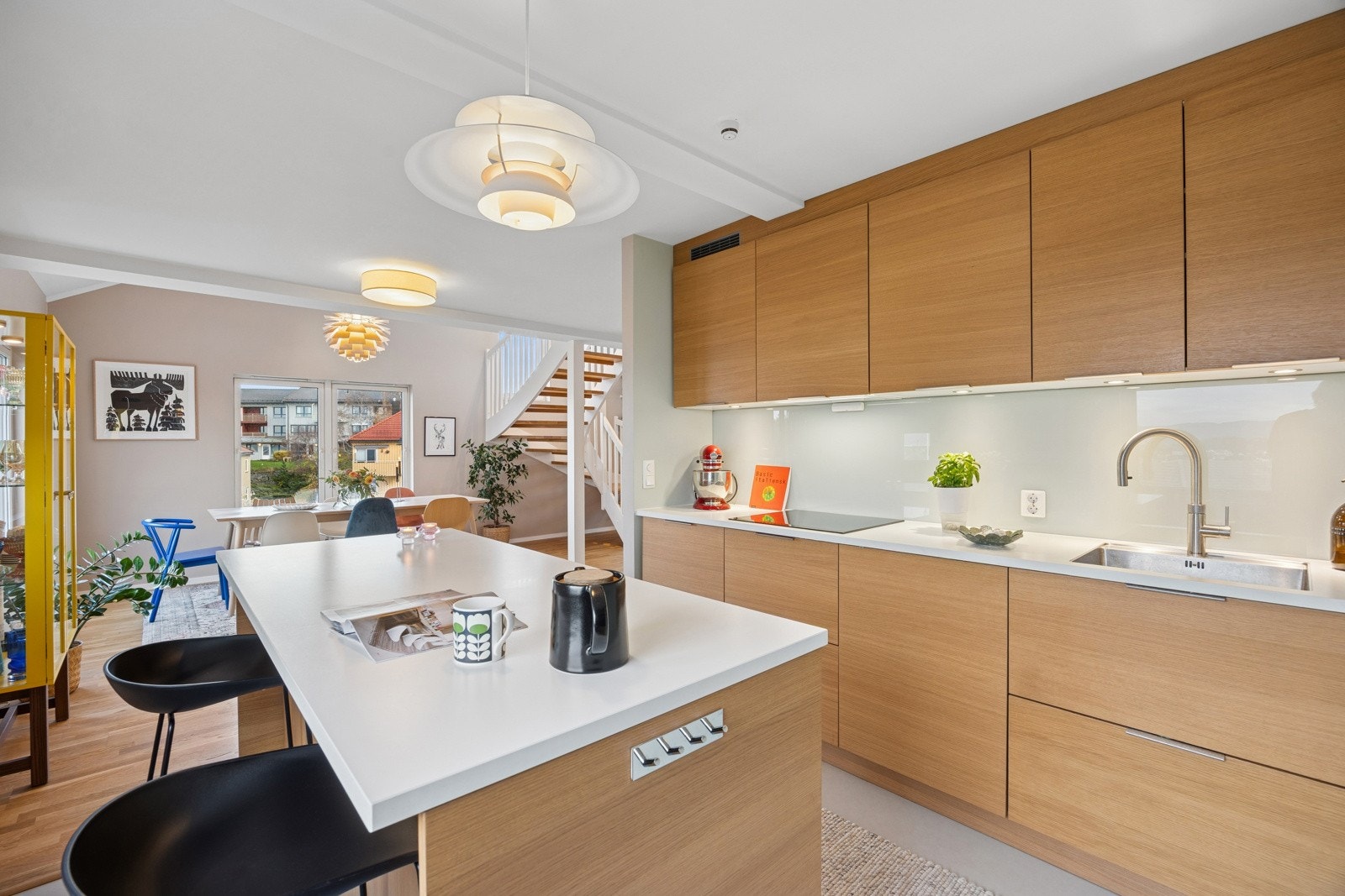 Kjøkkenøyen gir god arbeidsflate og fungerer samtidig som en sosial sone. Fra kjøkkenet har man også fin utsikt mot fjorden. Galleribilde