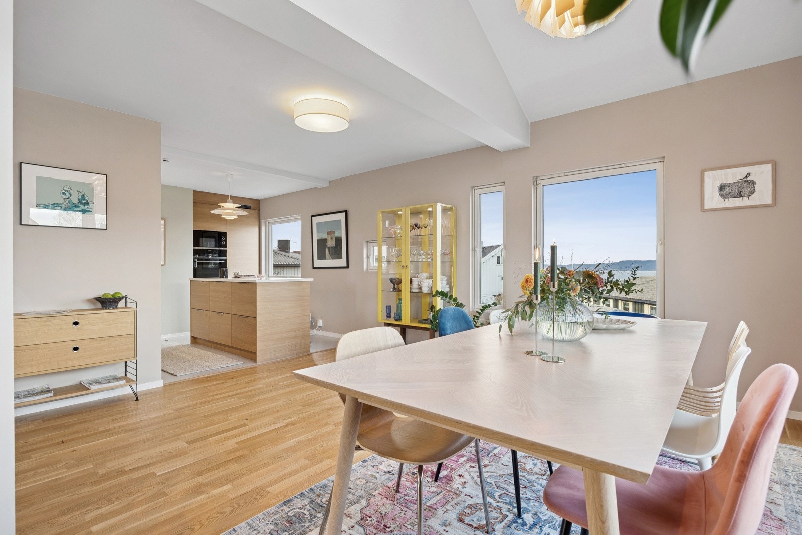 Kjøkkenet ligger noe tilbaketrukket fra stuen og har et pent og nordisk uttrykk. Galleribilde