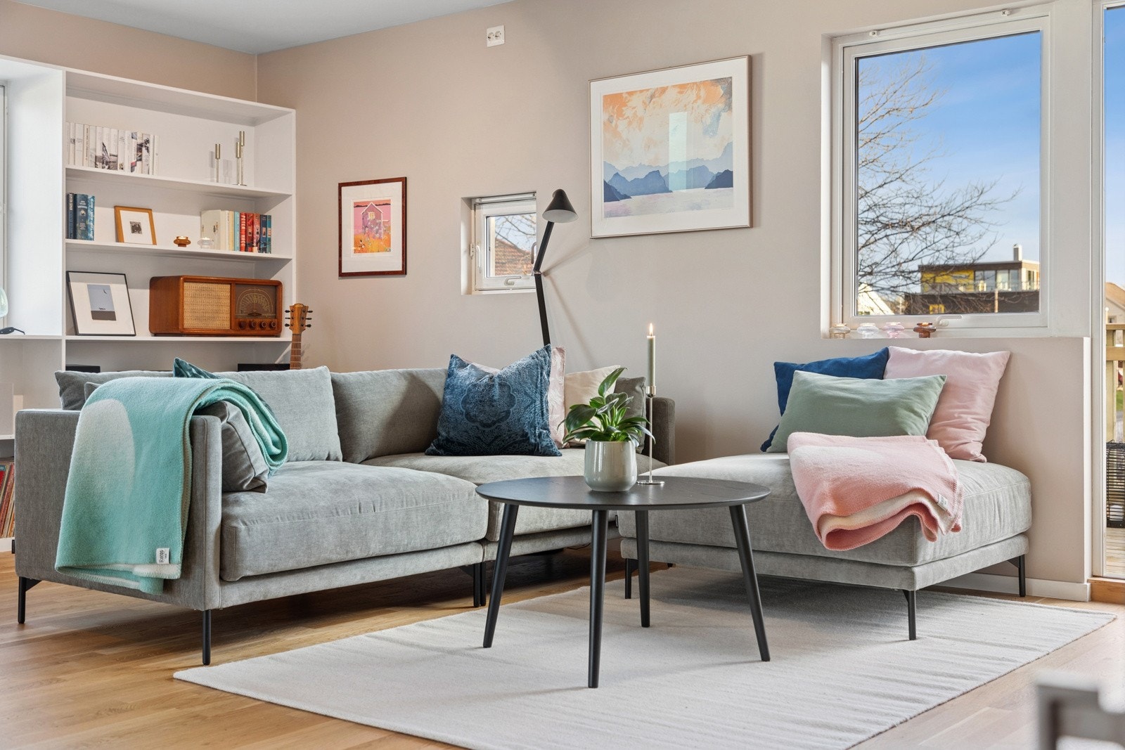 Stuen ble pusset opp i 2022 med ny parkett, varmefolie i gulvet og nye overflater på vegger og tak. Galleribilde