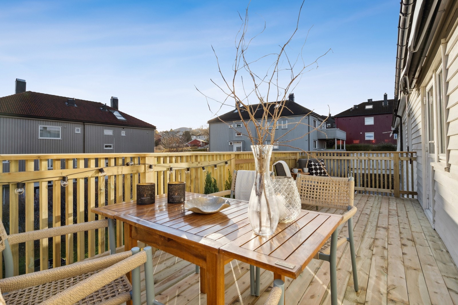 Balkongen har morgen og formiddagssol og har god plass til sittegruppe og grill. Balkongen ble skiftet i 2025. Galleribilde